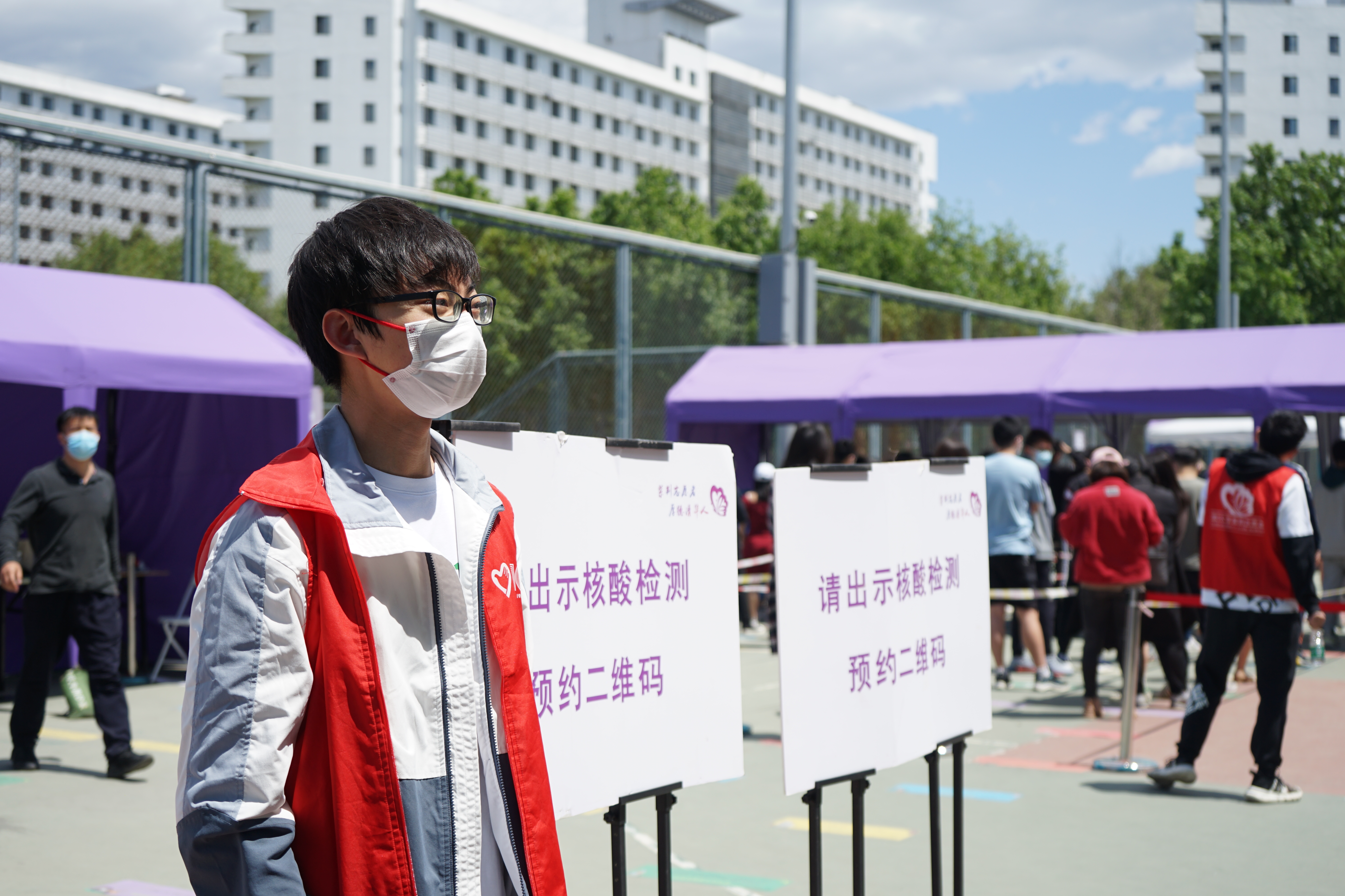 20220518-同心抗疫,新葡萄学生党员骨干在行动-陆心怡-校团委志愿中心辅导员周宇峰组织志愿工作.jpg