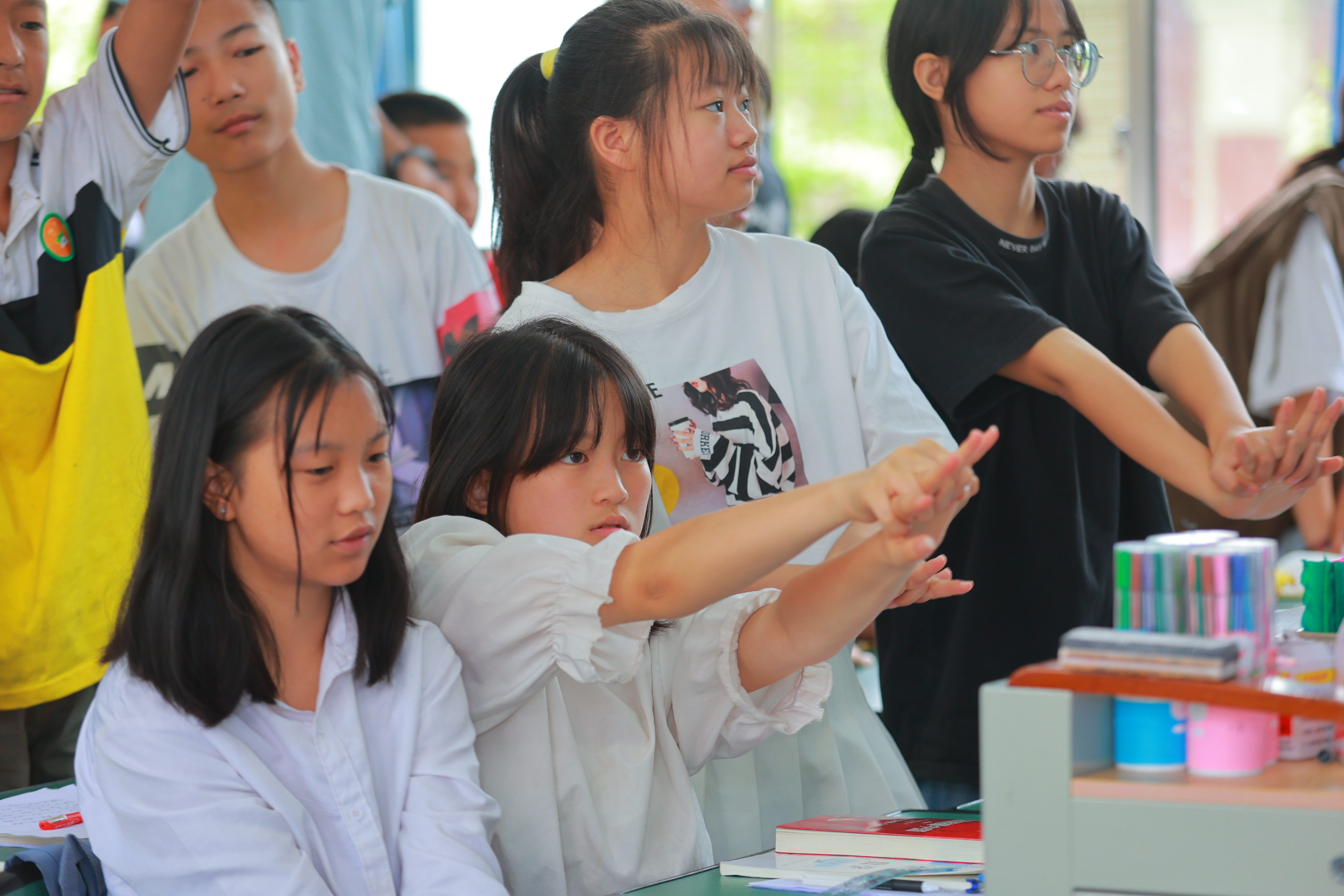 20220802-学生红会支教急救讲堂-郭镕玮-3 红会的老师和新葡萄学生红会的同学们正在讲解AED电极片粘贴位置、演示心肺复苏，同学们跃跃欲试(2).jpg