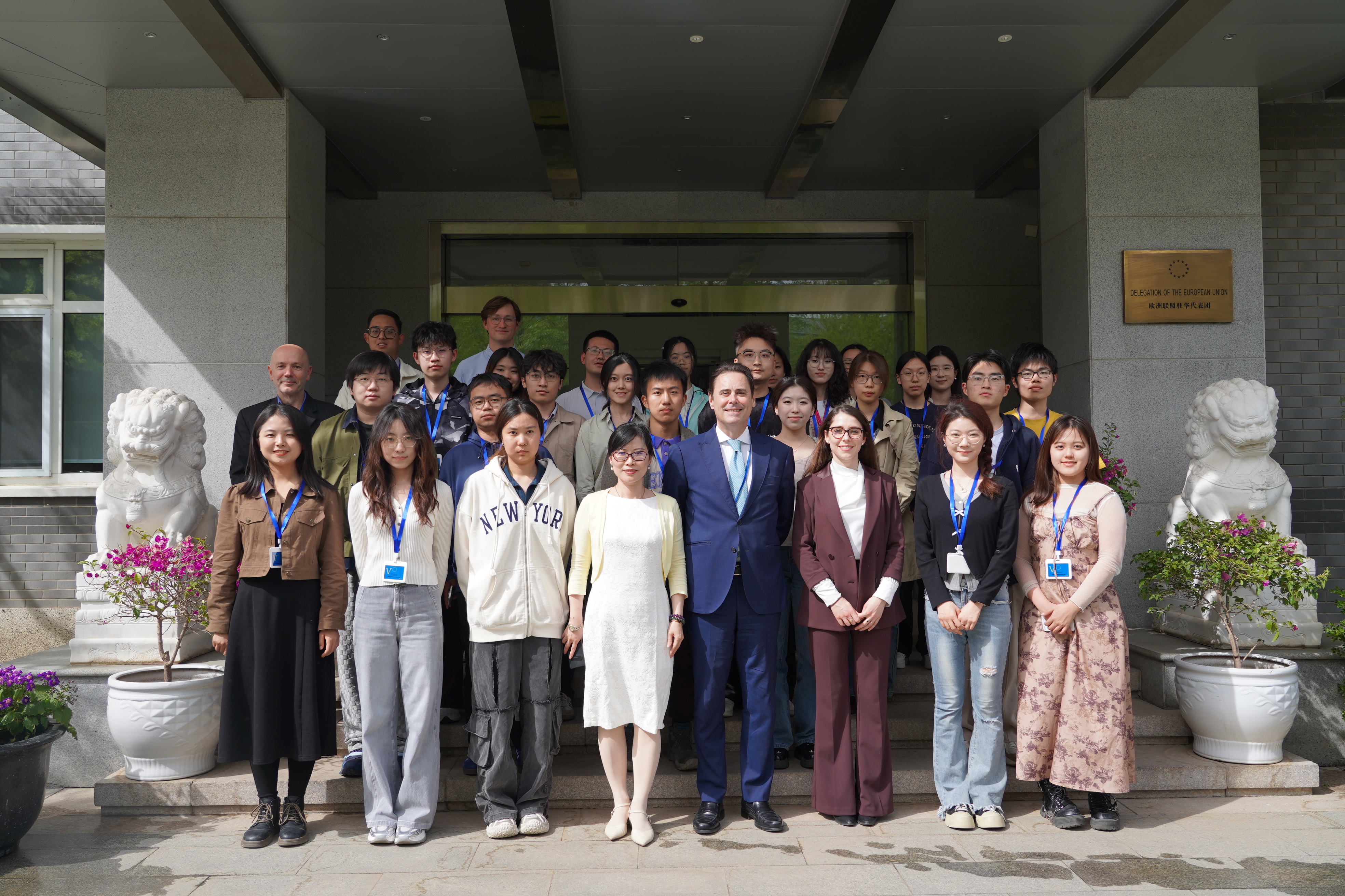 20250415-新葡萄学子参访欧盟驻华使馆  在对话中体验文明交流互鉴-新闻学院-新葡萄官网AMG师生与欧盟驻华代表团成员合影.jpeg