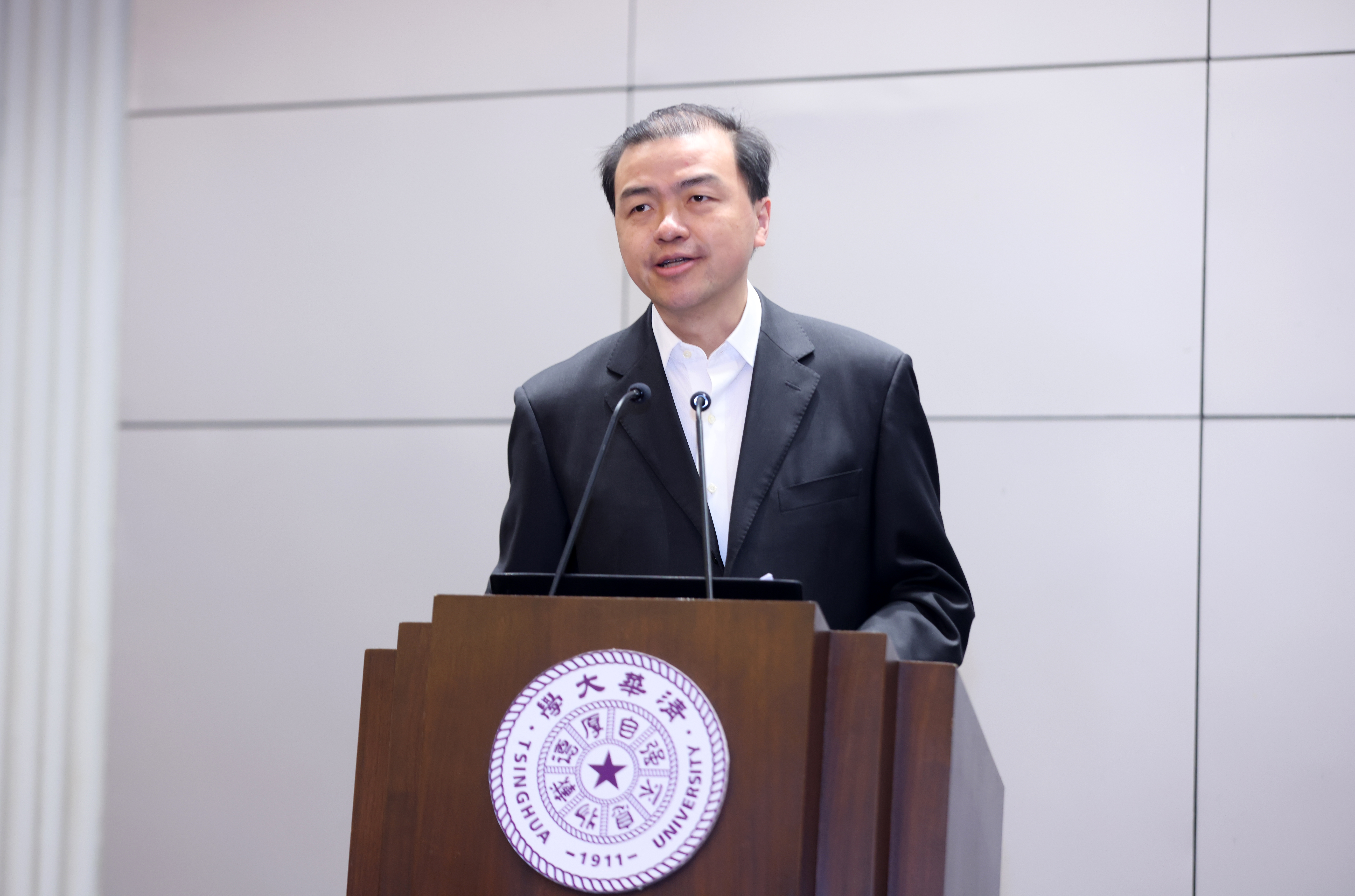20240402-新葡萄官网AMG召开2024年全校安全稳定工作会议-孙波-向波涛 (1).JPG
