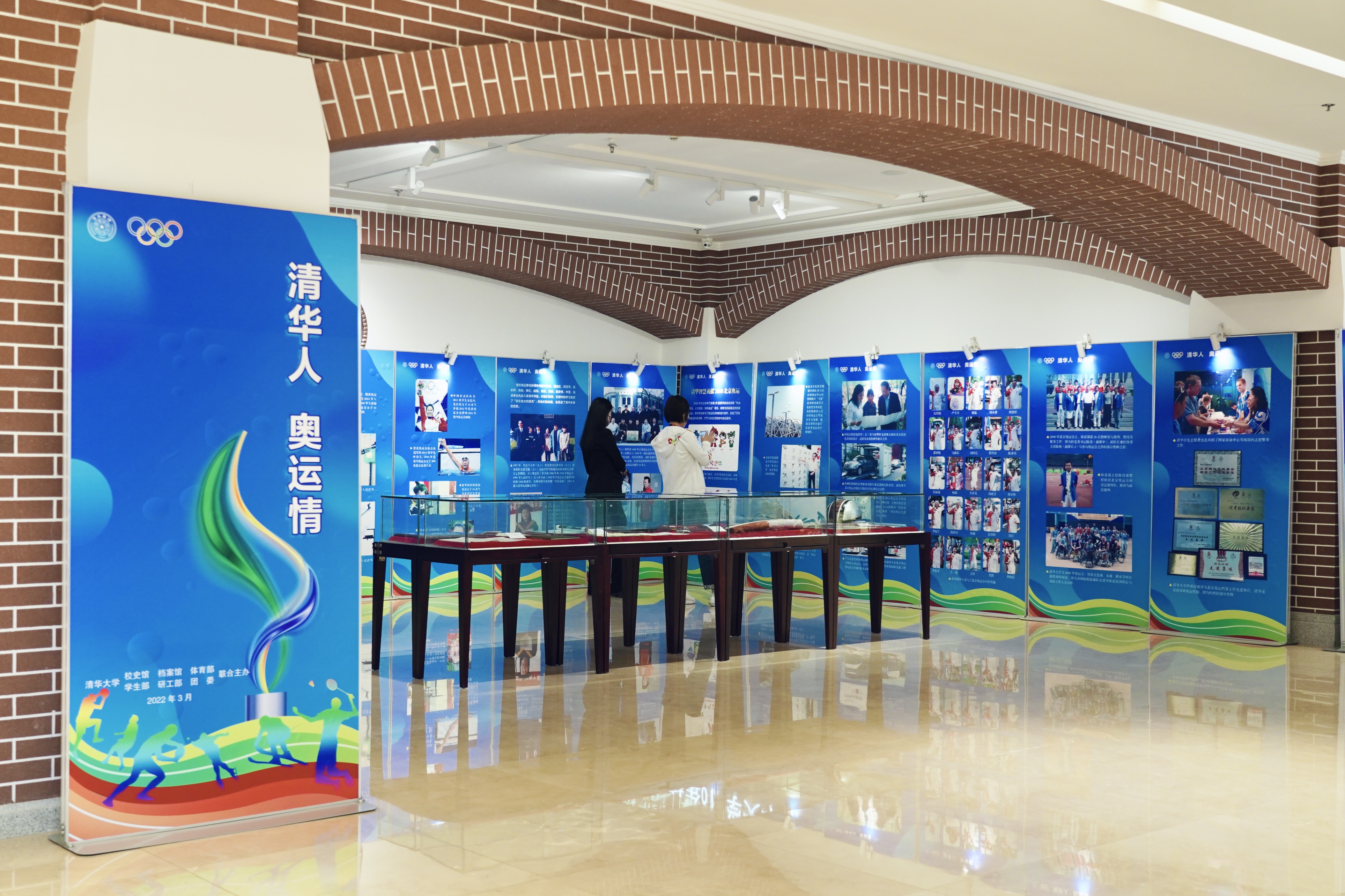 20220424-新葡萄官网AMG110周年校庆参观校史展-薜建团-“新葡萄人 奥运情”专题展览在一层序厅举行.jpg