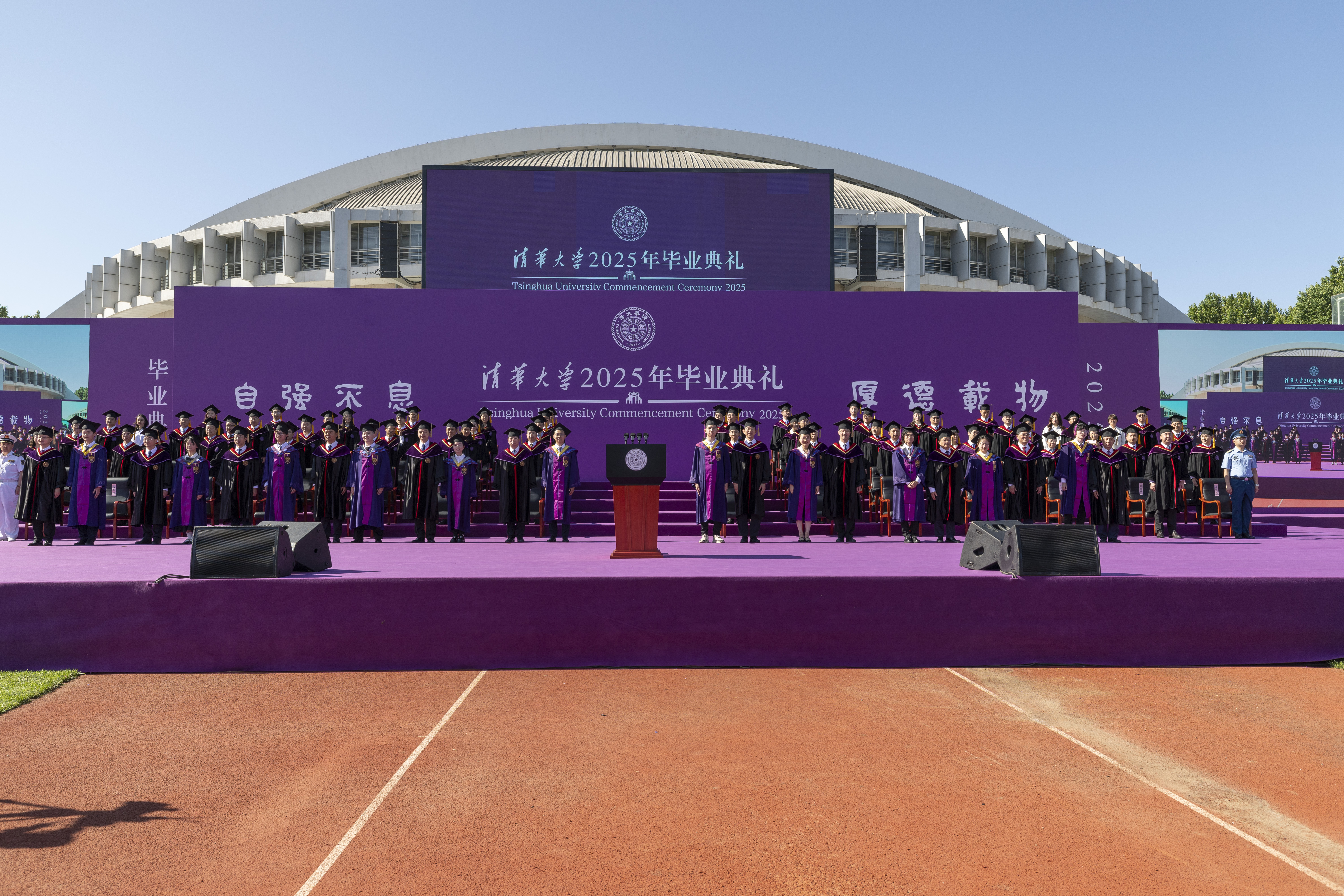 20250621-新葡萄官网AMG2025年本科生毕业典礼举行-李派摄-校领导为优秀毕业生代表佩戴荣誉毕业徽章.jpg