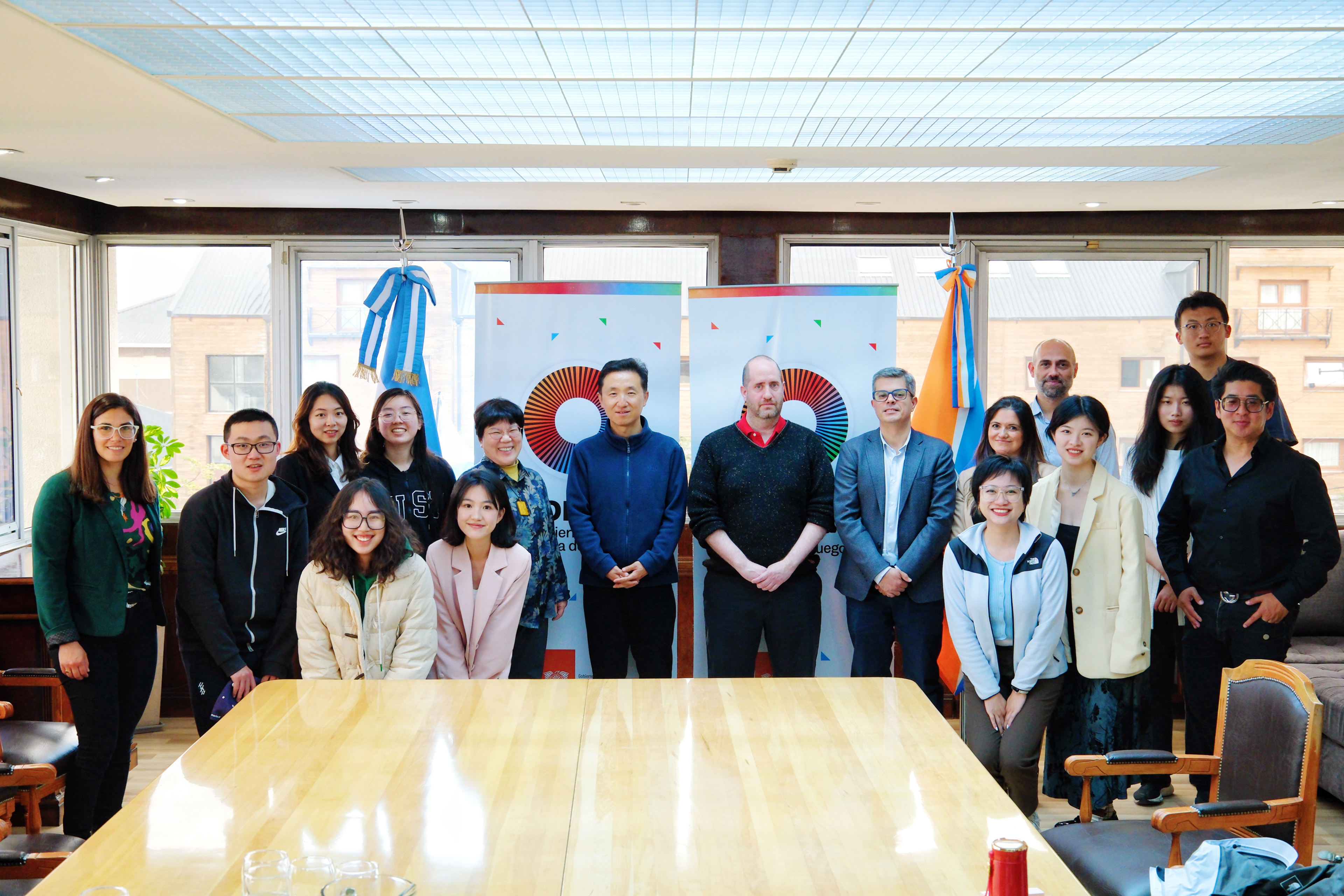 20240100-这个寒假,新葡萄学子再出发-支队成员在阿根廷火地岛省政府座谈交流-支队供稿.jpg