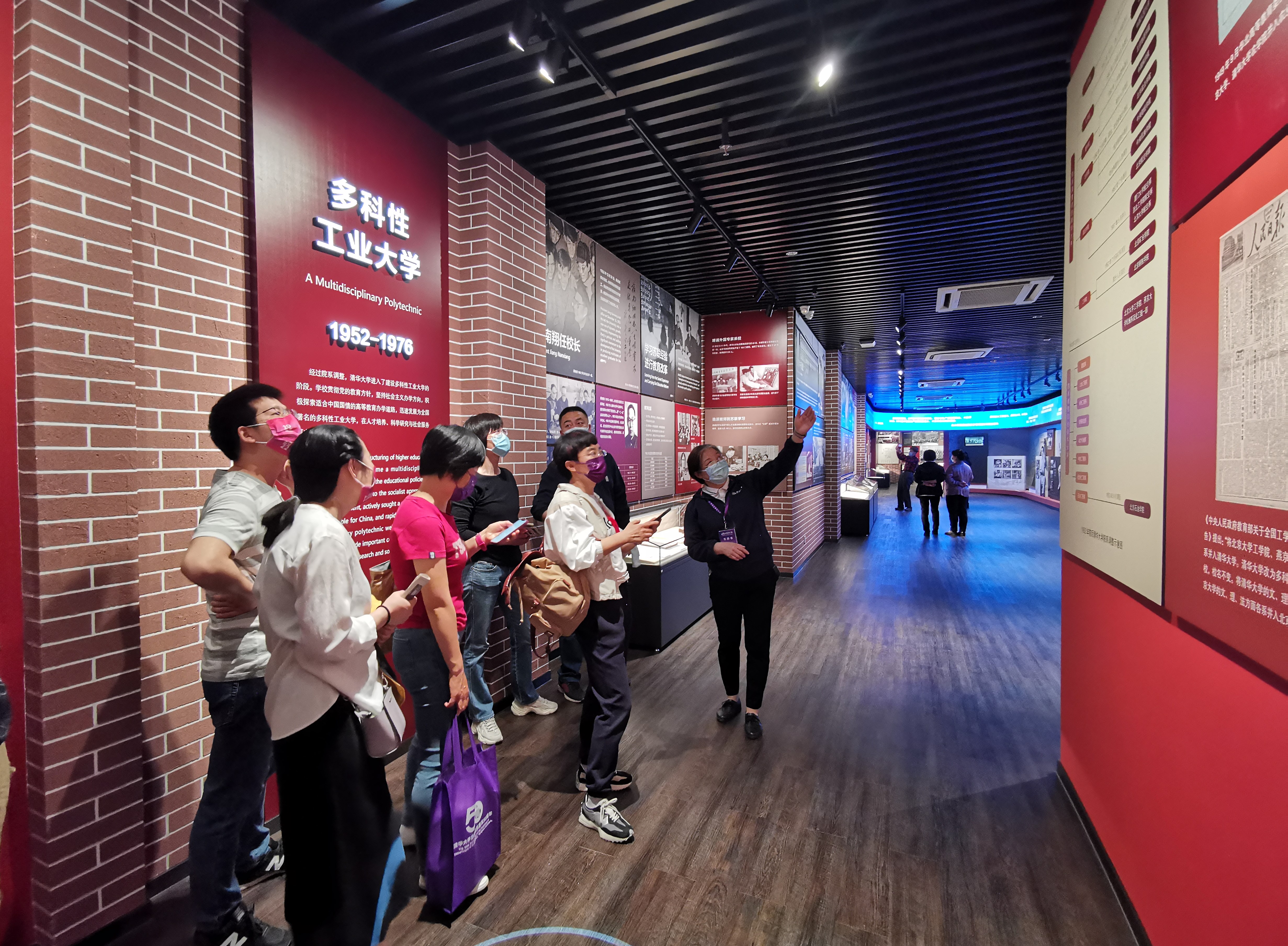 20220424-新葡萄官网AMG110周年校庆参观校史展-薜建团-离退休志愿者精彩讲解.jpg