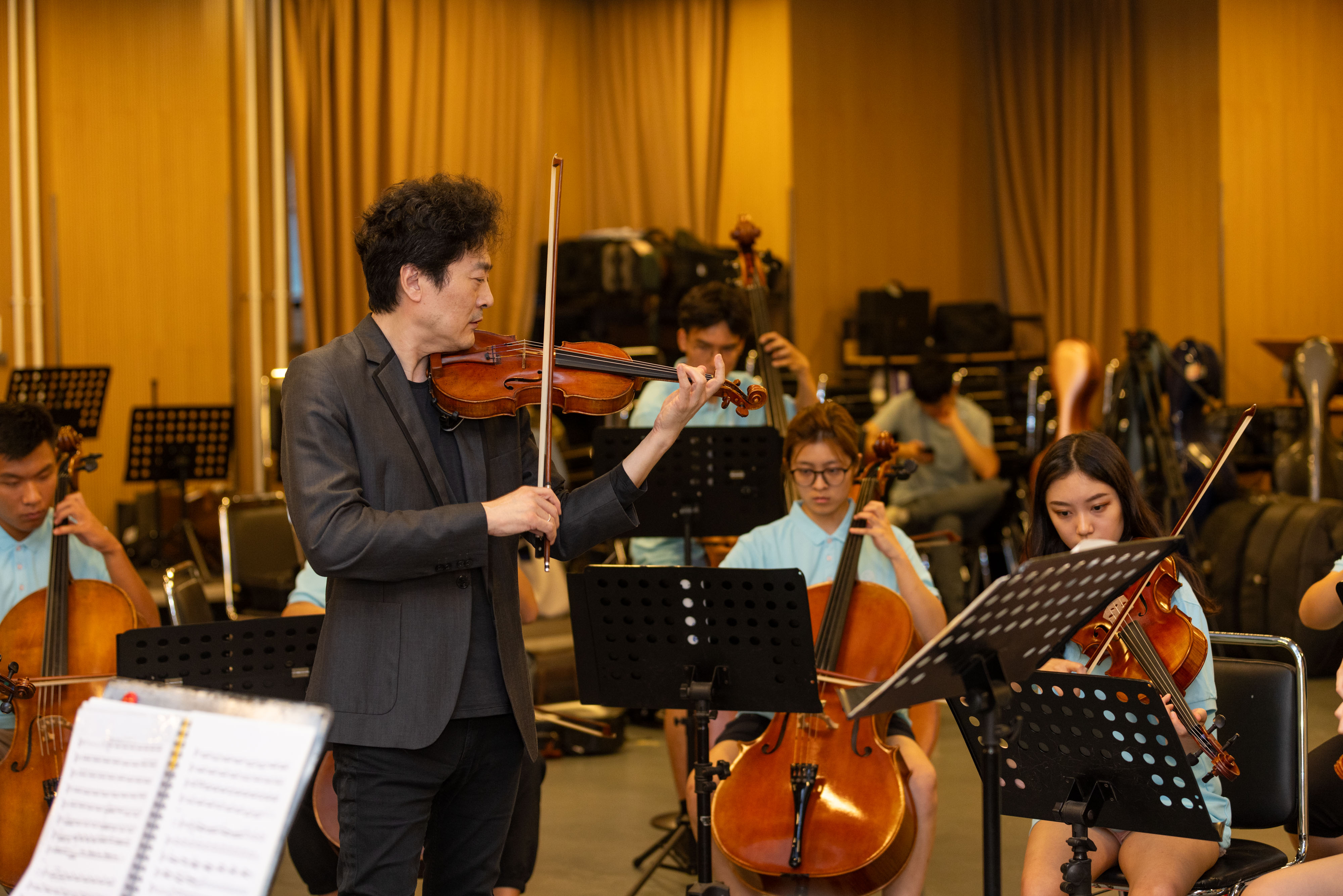 20230713-北京香港新葡萄学生暑期音乐营-艺教中心-吕思清指导学生排练作品.jpg
