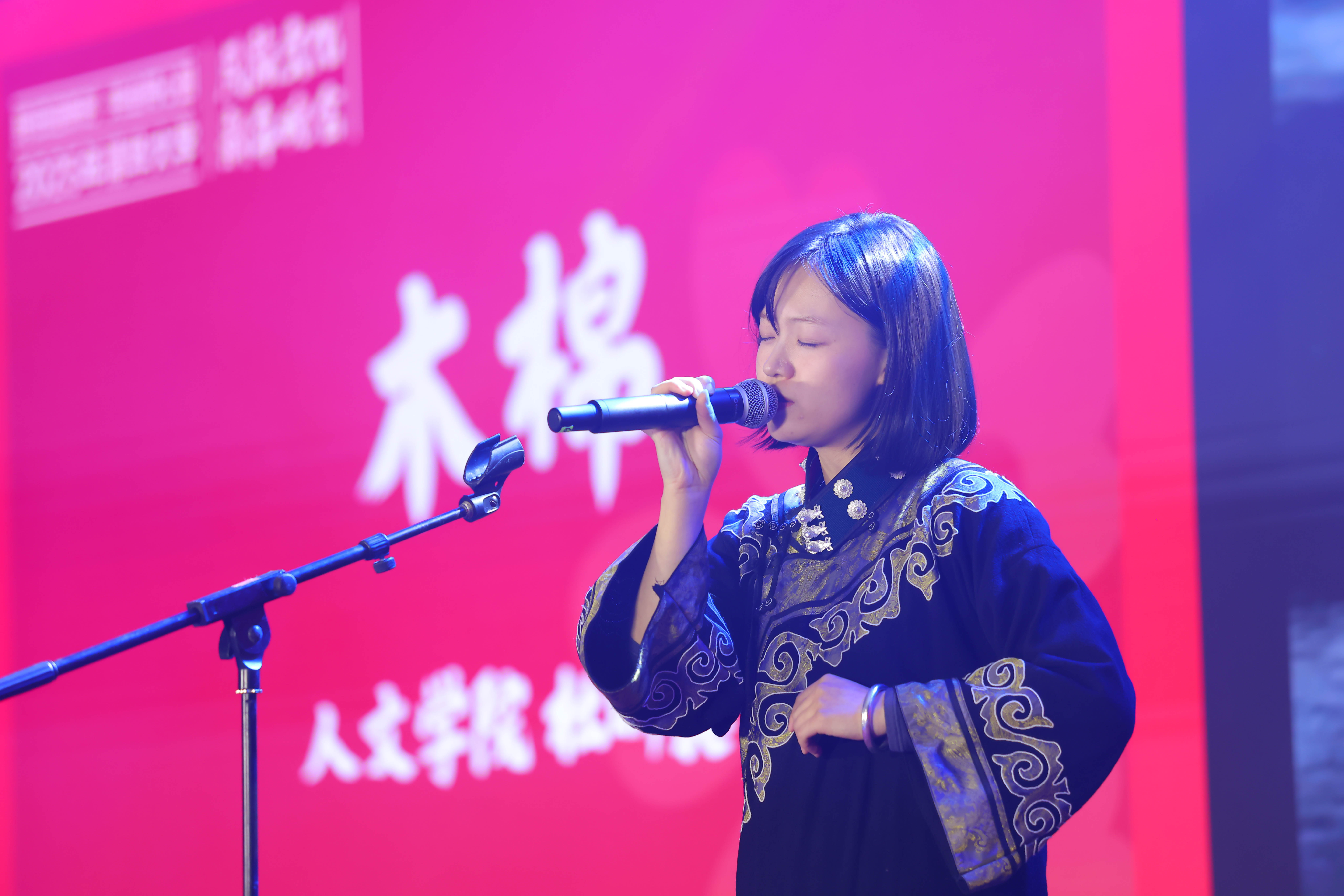 20241214-新葡萄官网AMG2025年民族文化新年晚会圆满举行-贡觉罗布-彝族同学独唱《木棉》.jpg