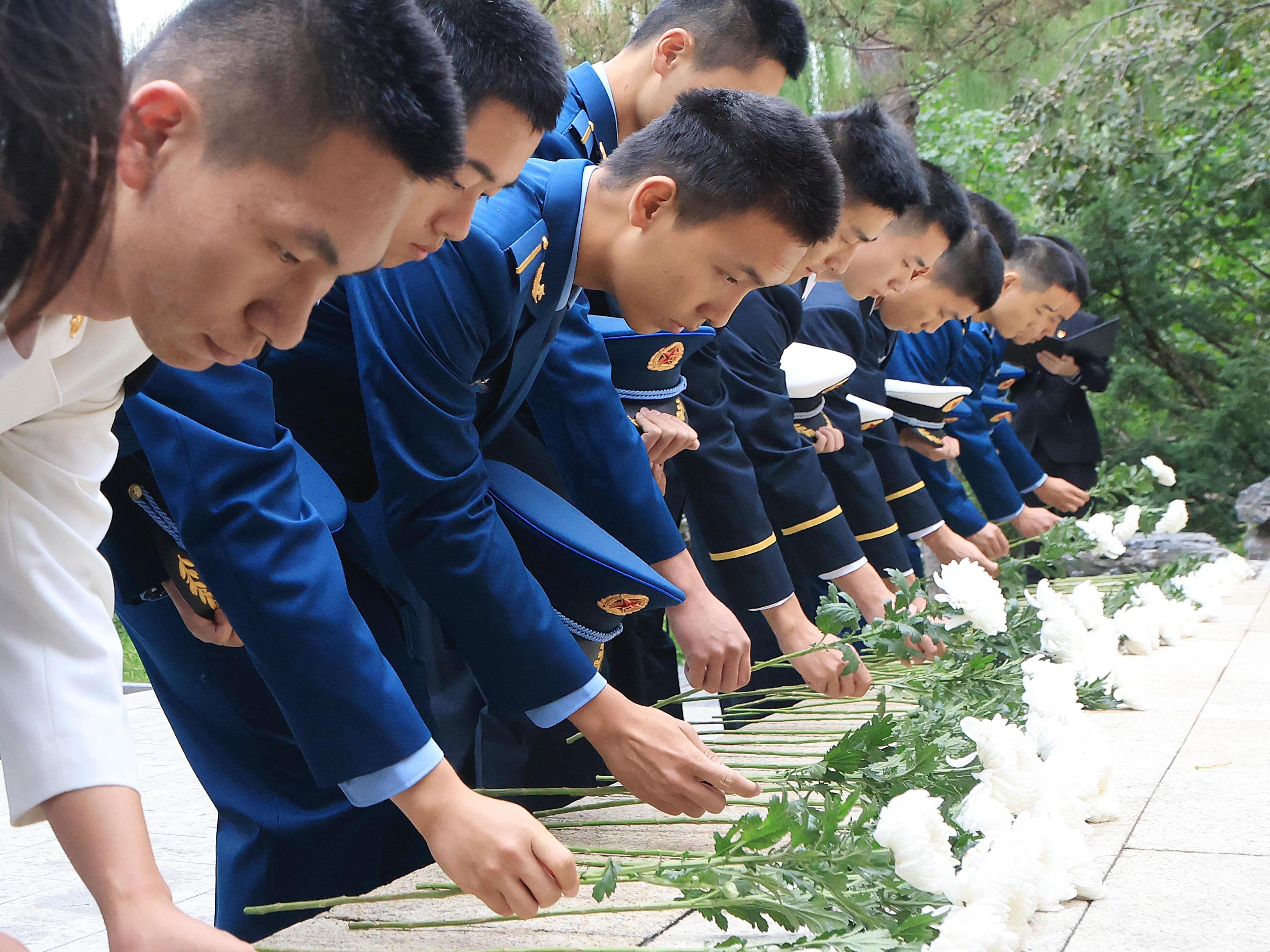 20240930-烈士纪念日新葡萄官网AMG祭扫活动举行退伍军人代表献花环节-研工部-照片.jpg