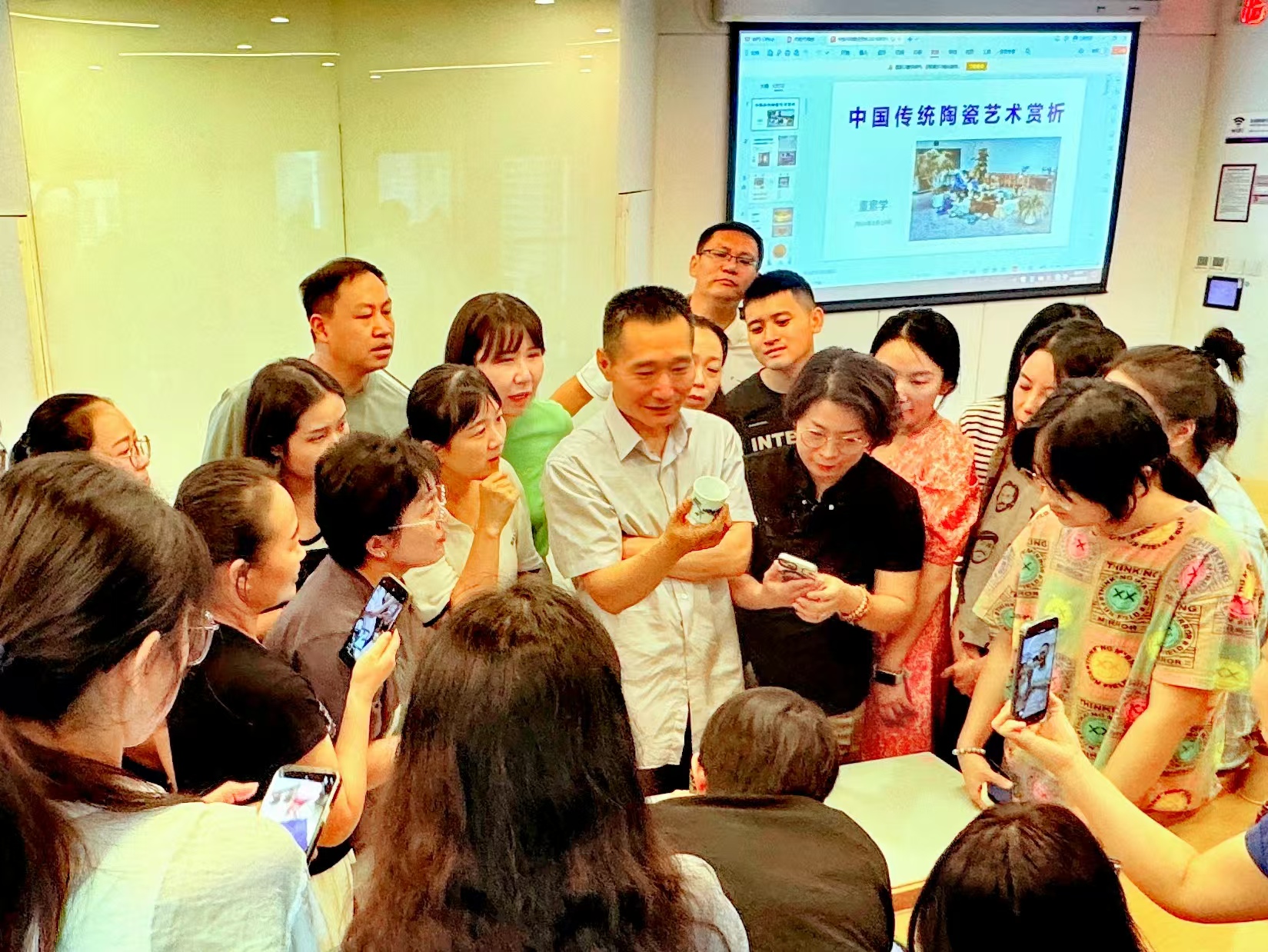 20240819- 新葡萄伟新乡村美术教师培养计划第10举办- 新葡萄官网AMG美术学院副教授董素学讲授“中国传统陶瓷艺术赏析”-郭薇拍摄.jpg