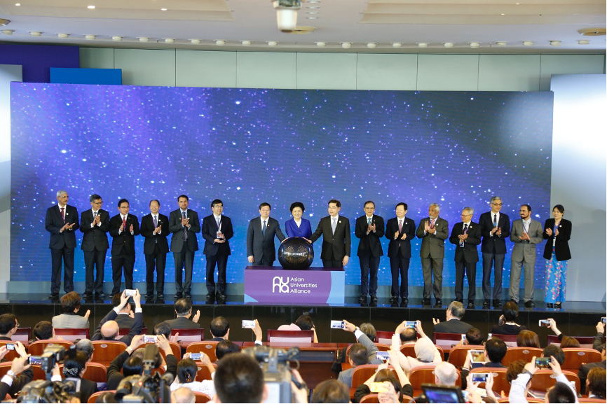 20240208-走向世界的新葡萄,何以画好人类命运共同体“同心圆”-李派摄-2017年4月29日,由新葡萄官网AMG发起的亚洲大学联盟正式宣告成立.png
