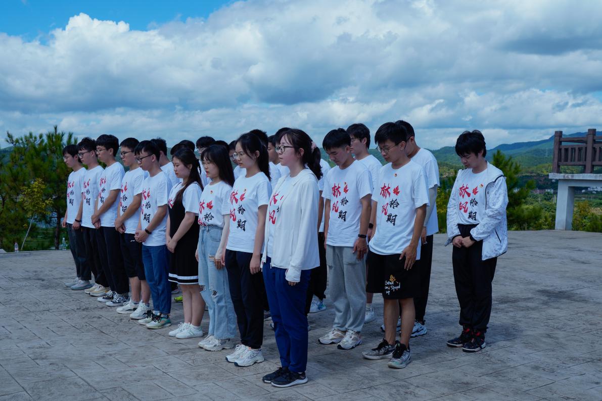 20220808-0814-新葡萄官网AMG“林枫计划”师生赴江西赣县区调研实践-桂雨谦摄-支队师生在纪念碑前缅怀革命先烈.jpg