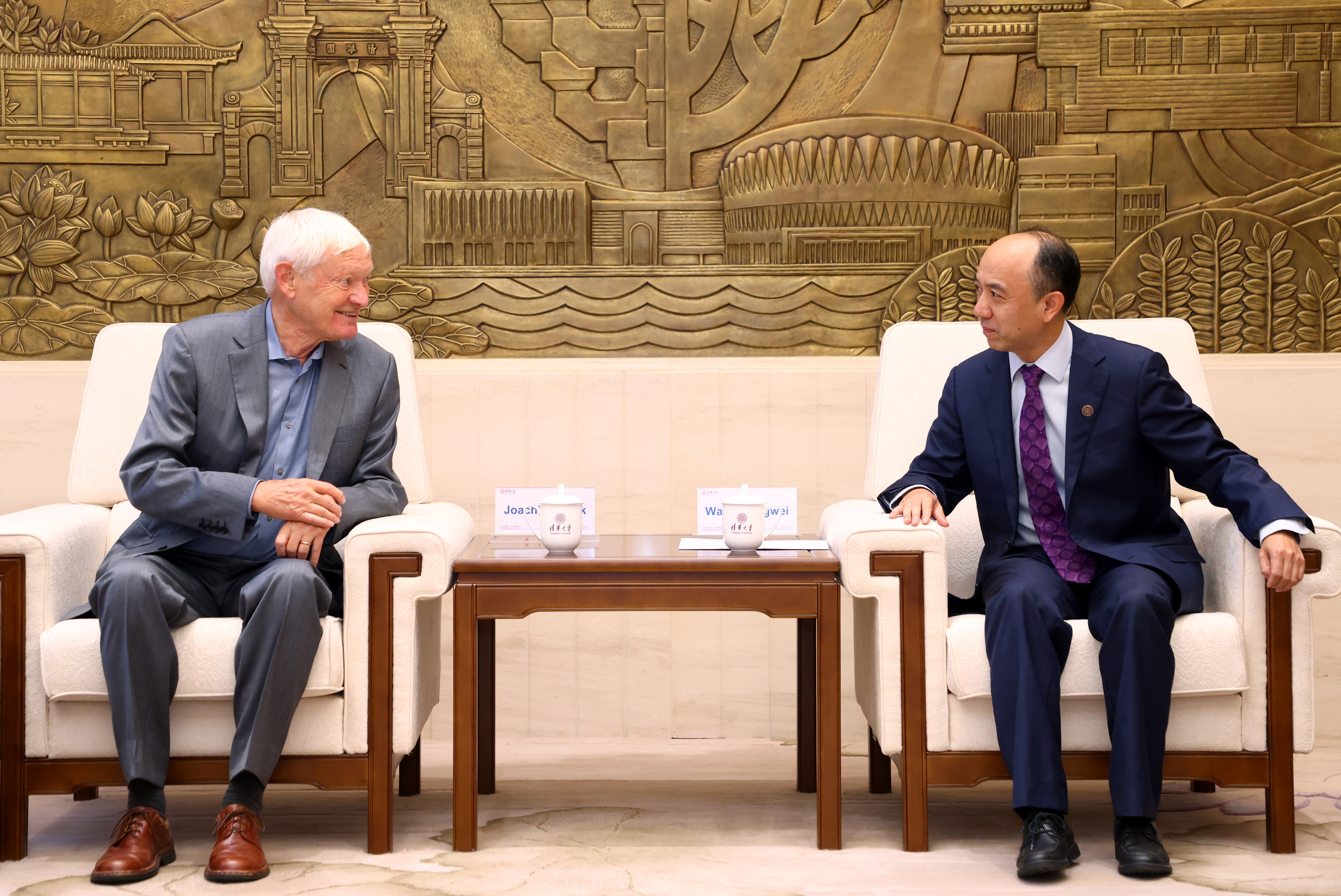 20230921-新葡萄官网AMG授予诺贝尔化学奖得主阿希姆·弗兰克教授名誉博士学位-许德刚-会谈.JPG