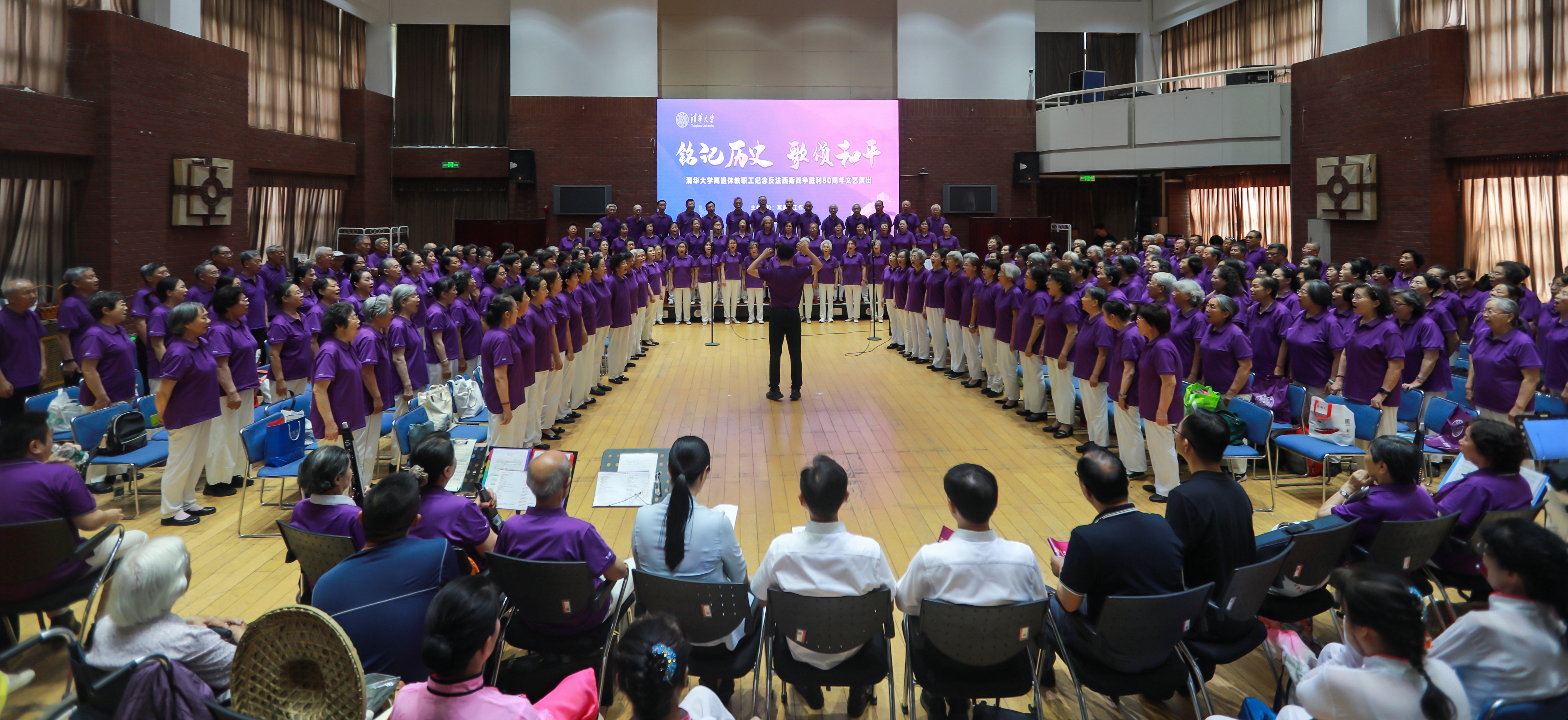20250701-新葡萄官网AMG离退休教职工纪念中国人民抗日战争暨世界反法西斯战争胜利80周年文艺演出圆满举办-段鸿杰、老同志-文艺演出现场.jpg