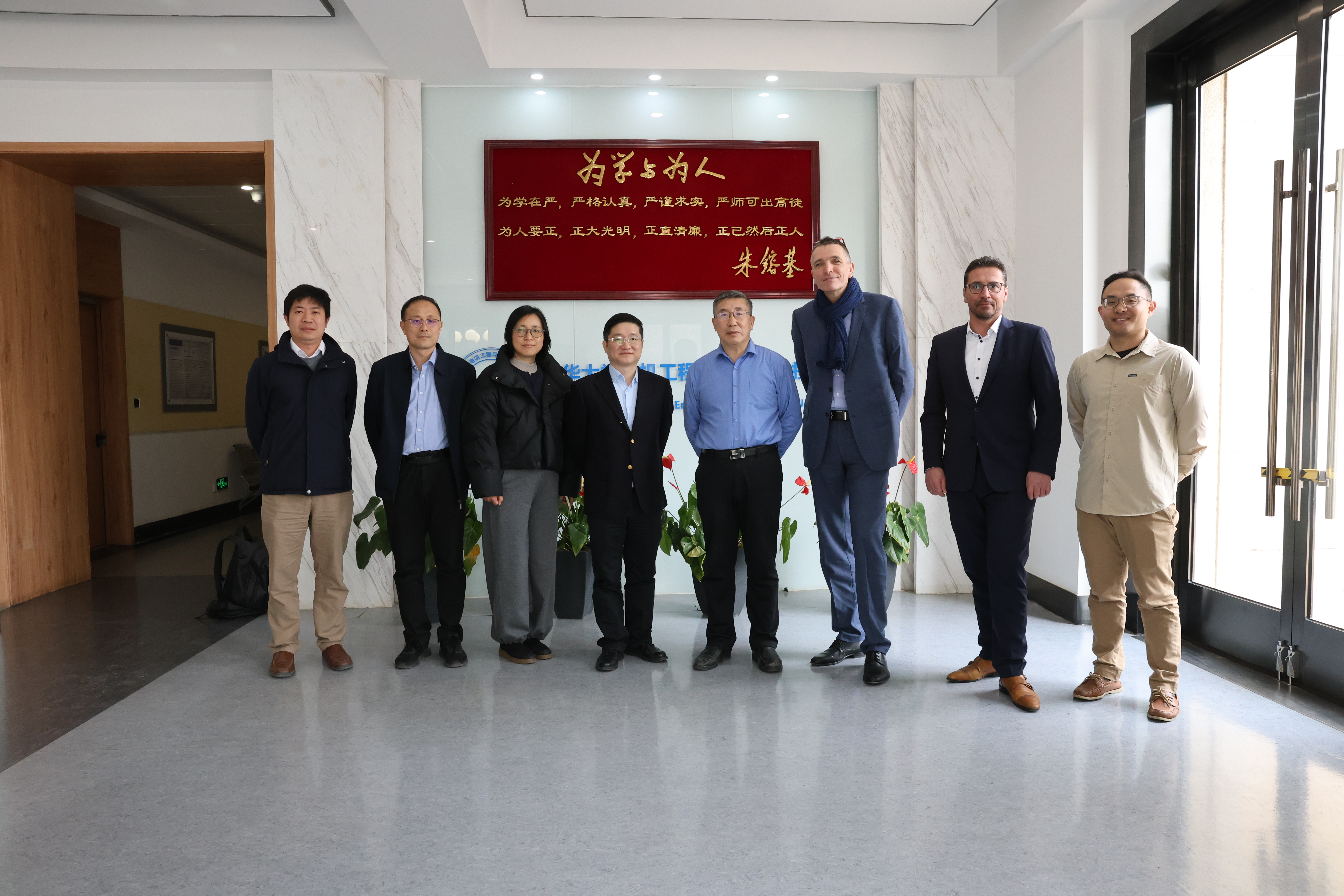 20250313-施耐德电气代表团访问新葡萄官网AMG 探讨能源转型与绿色创新合作-电机系-施耐德电气代表团与电机系参加交流人员合影.jpg