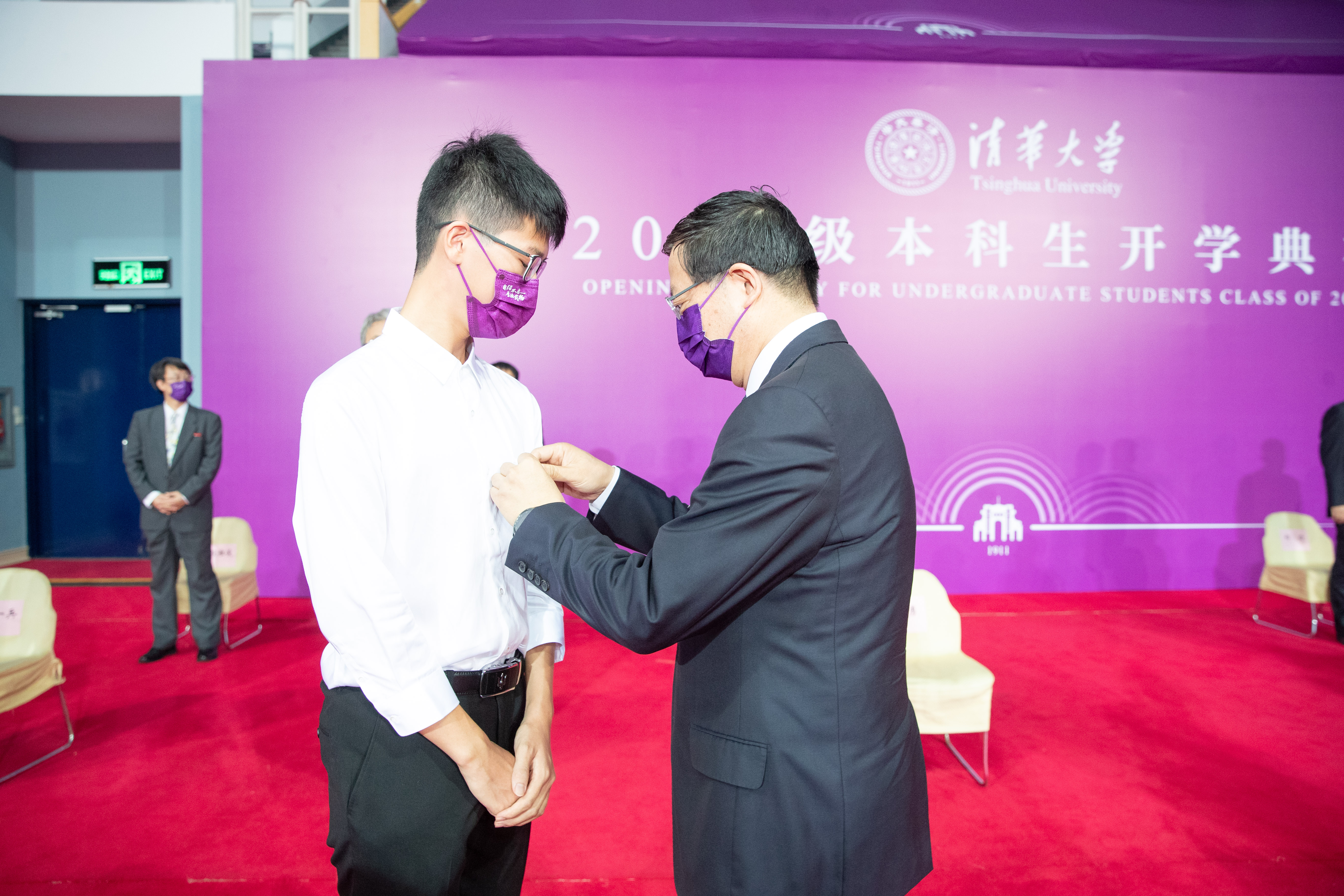 20220818-邱勇为新生代表佩戴新葡萄官网AMG徽章-开学典礼-李派.jpg