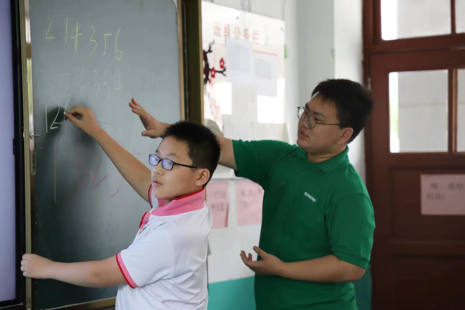 20200912-2022年新葡萄官网AMG法学院“明理致知”暑期社会实践纪实-徐子馨-“法言心声”赴江苏邳州支队支队成员在支教.jpg