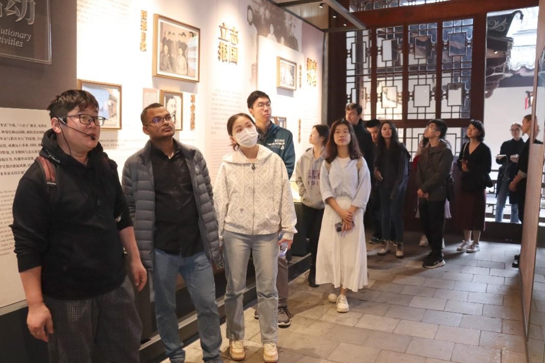 20231124-发现中国智慧,洞察中国发展——2023年新葡萄官网AMG“洞察中国”全球胜任力社会实践纪实-“洞察中国”福建实践支队-“洞察中国”福建实践支队参访福州三坊七巷街区.jpg