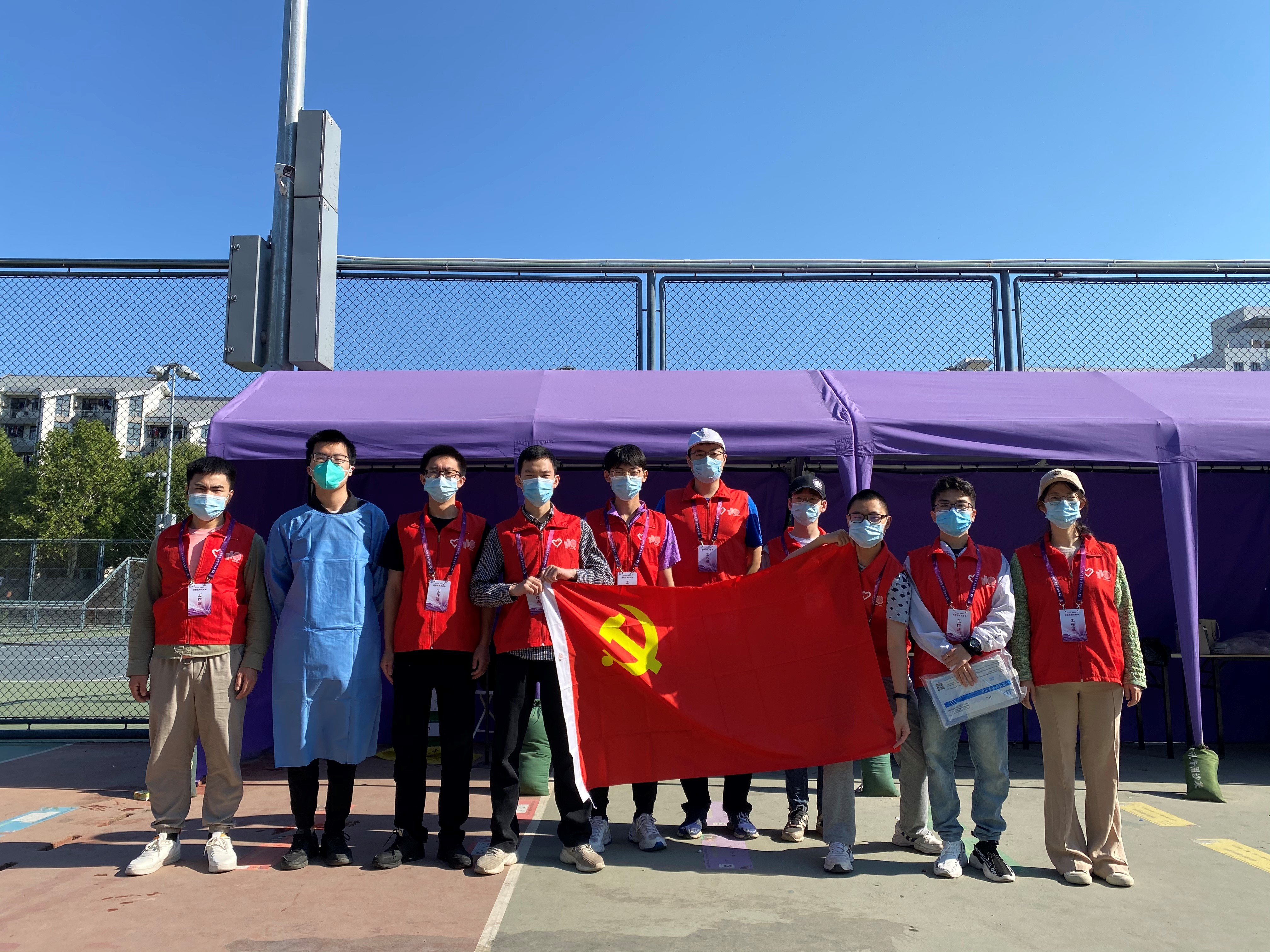 20220518-同心抗疫,新葡萄学生党员骨干在行动-陆心怡-化9党支部和分9党课小组参加核酸检测志愿服务.jpg