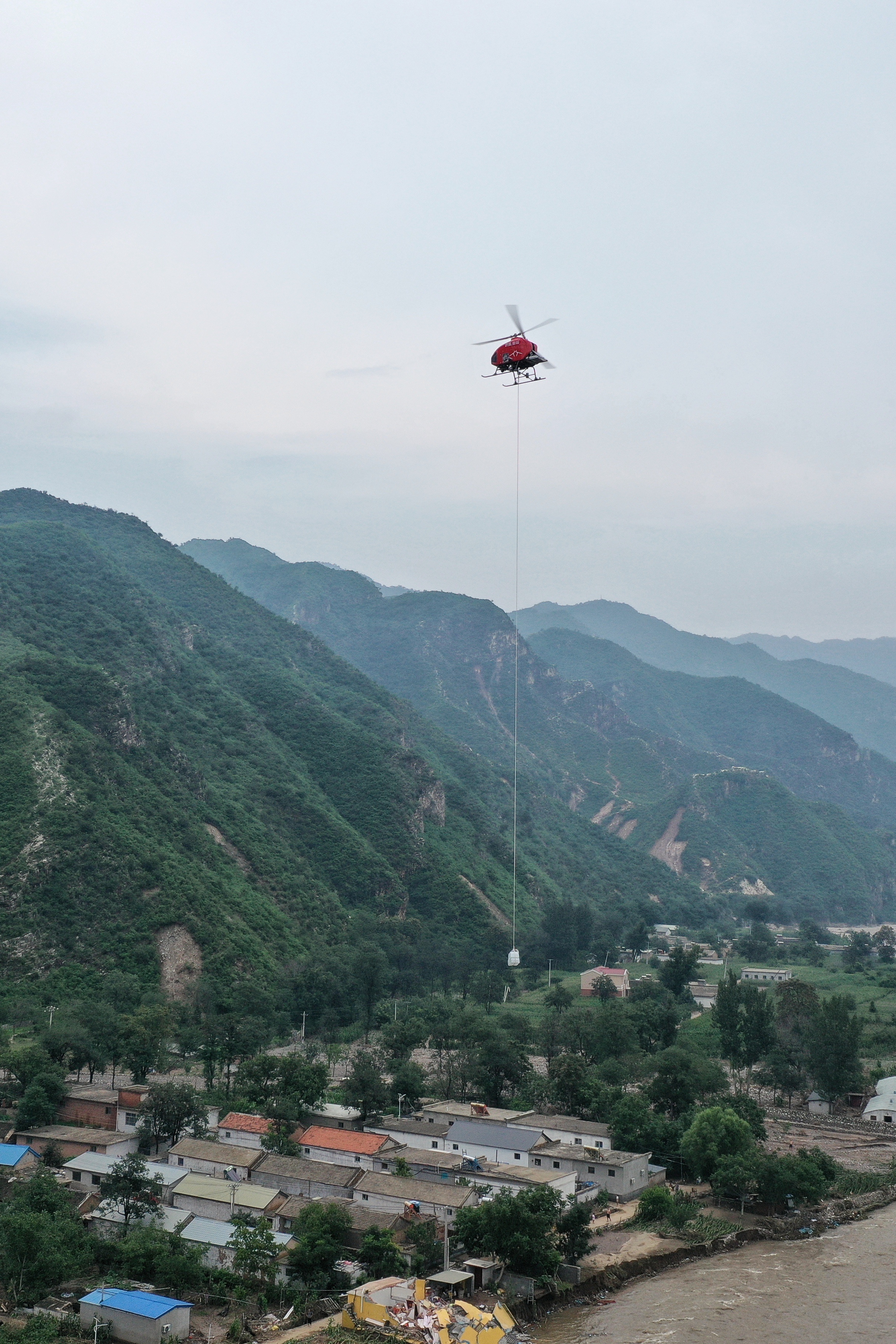 20230803-新葡萄人携无人直升机再次应急救援-张耀华-飞向灾区途中的JZ-550无人直升机.jpg