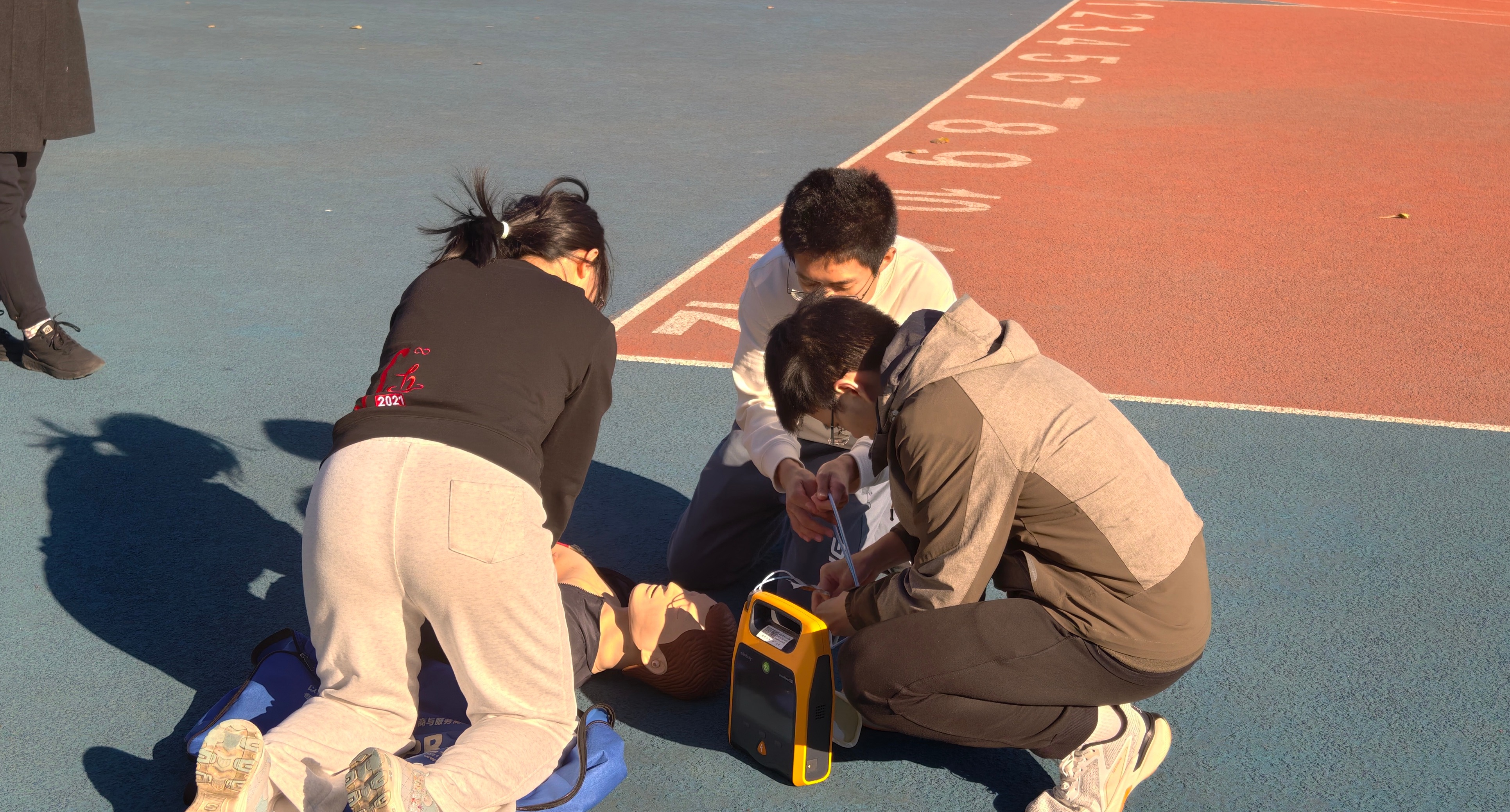 20241117-急救模拟演练活动现场2-工作人员-新葡萄AED小程序应急救助模拟演练.jpg