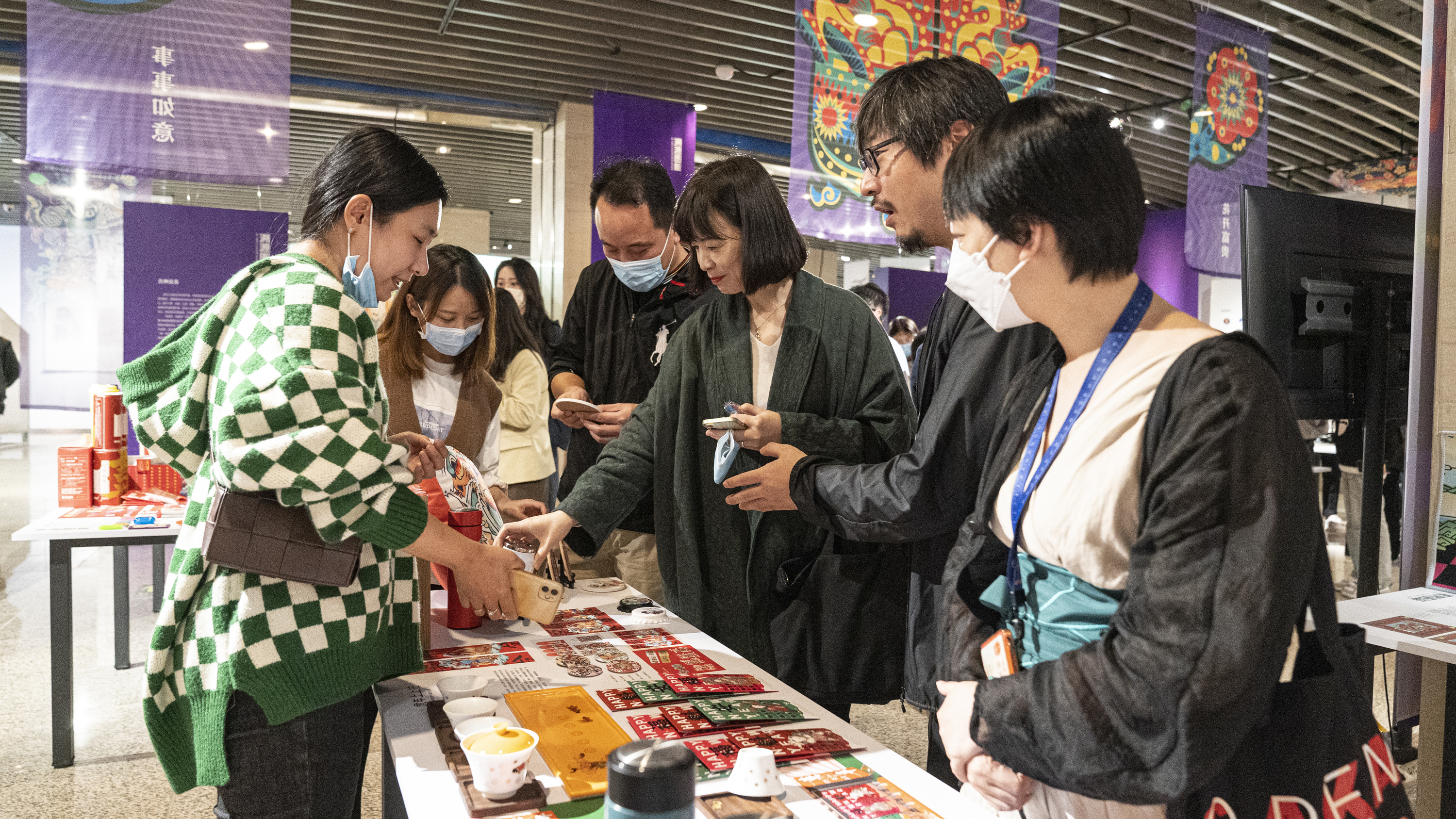 20211011-第二届新葡萄官网AMG年画日新创作营成果展开幕-项目组-现场6.jpg