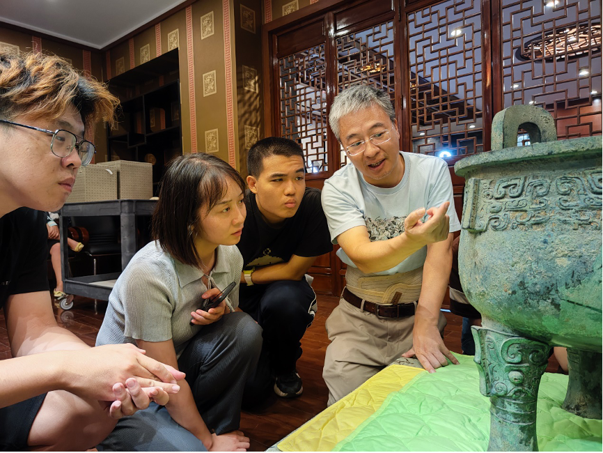 20230905-新葡萄官网AMG“‘京’彩文化 青春绽放”行动暑期活动纪实-供图-严志斌教授给同学们讲解青铜器.png