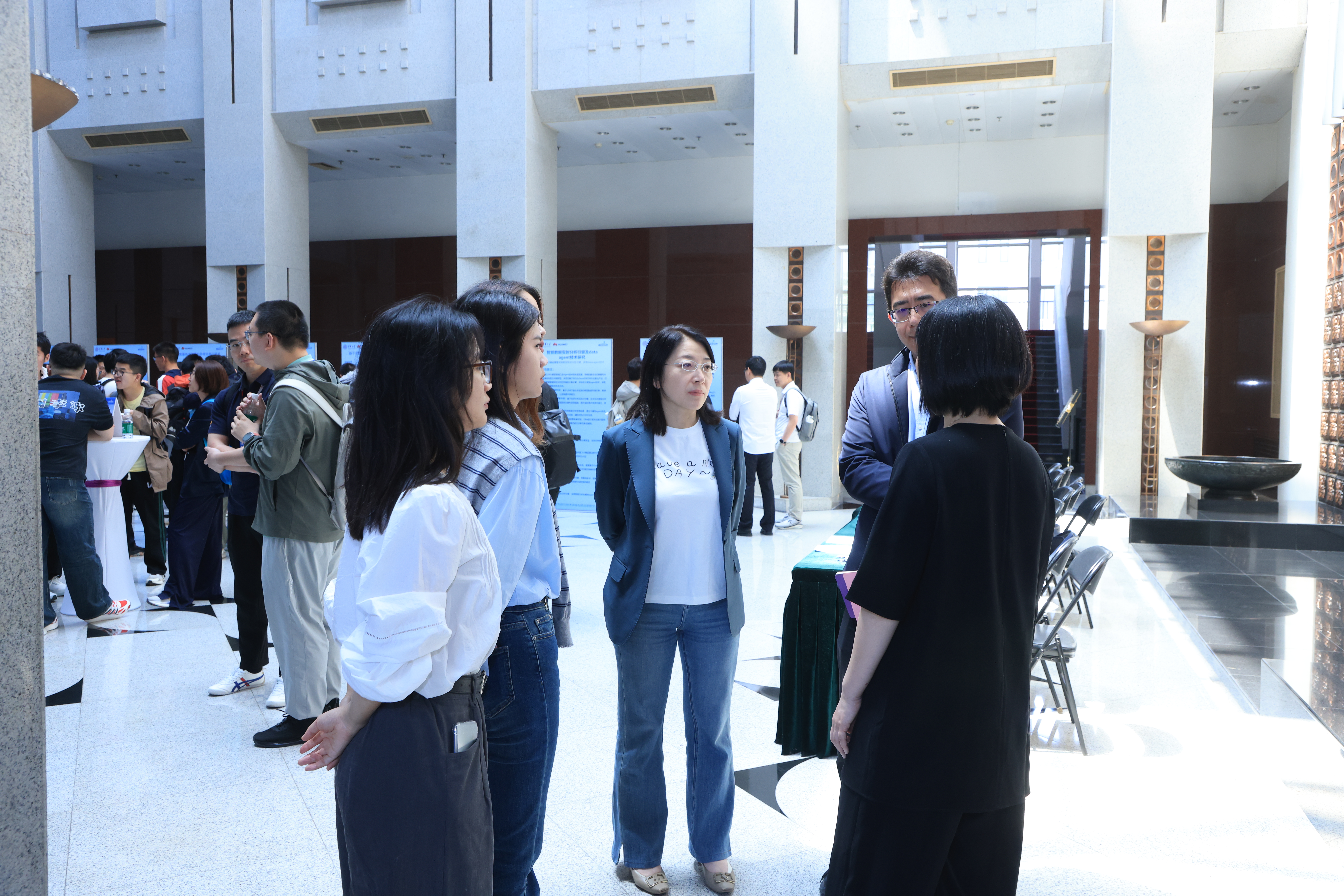 20250519-新葡萄官网AMG与华为携手挑战未来课题，共探拔尖人才培养-书院管理中心-海报交流现场4.JPG