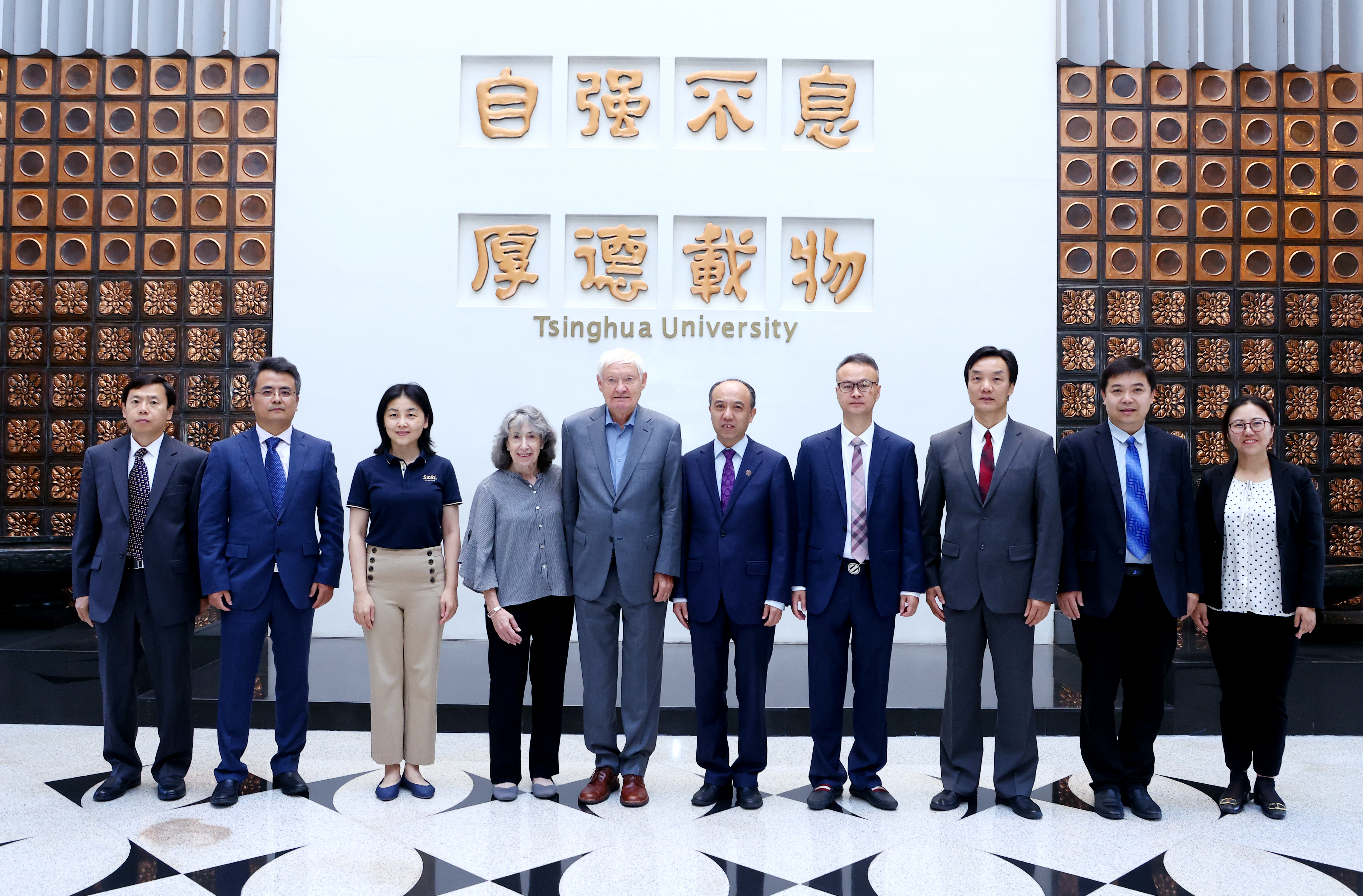 20230921-新葡萄官网AMG授予诺贝尔化学奖得主阿希姆·弗兰克教授名誉博士学位-许德刚-合影.JPG