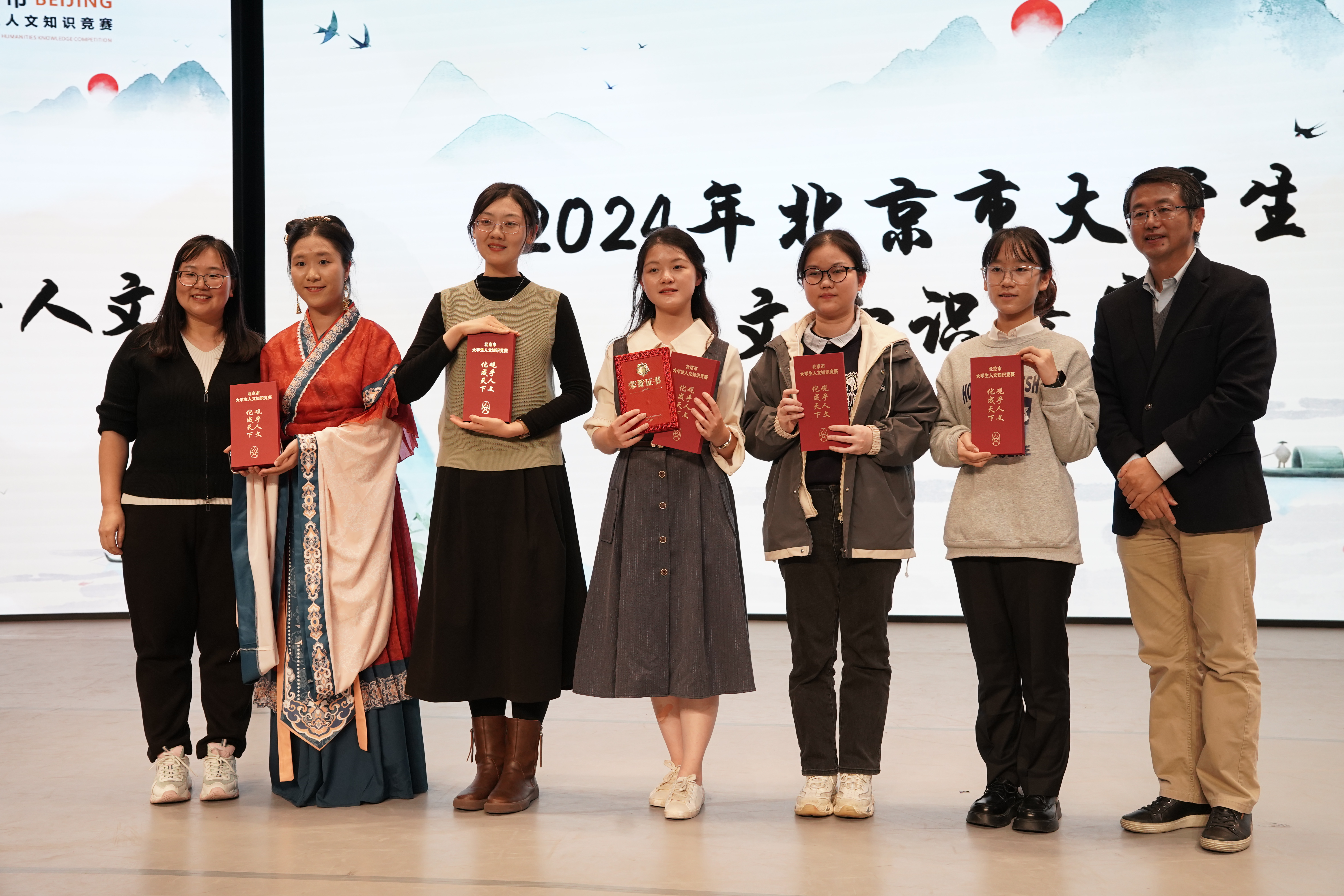 202411109-新葡萄官网AMG代表队在2024年北京市大学生人文知识竞赛团队赛中荣获一等奖-刘若琪-合影.jpg