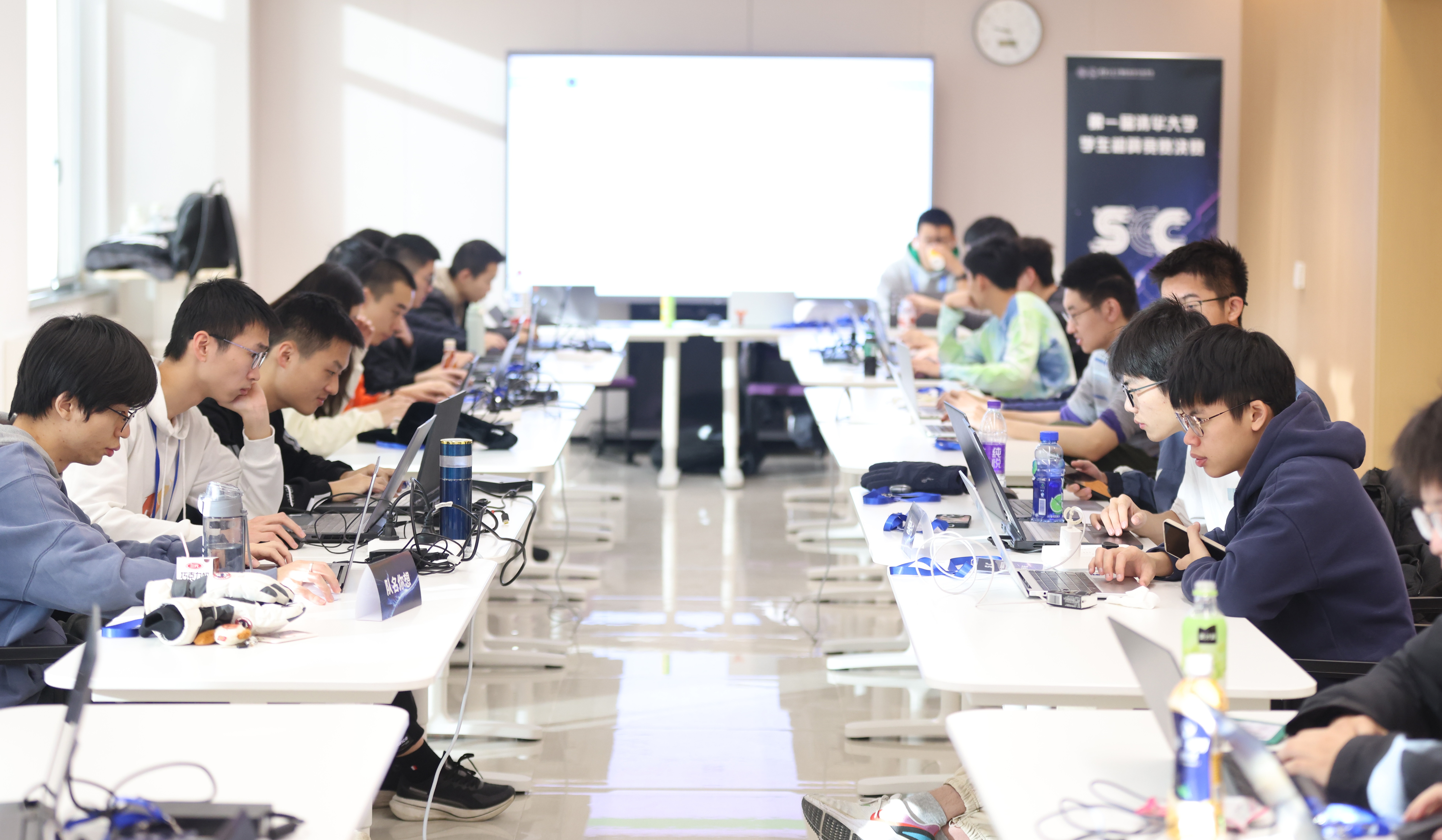 20241224-第一届新葡萄官网AMG学生超算竞赛举行-学生-比赛现场.jpg