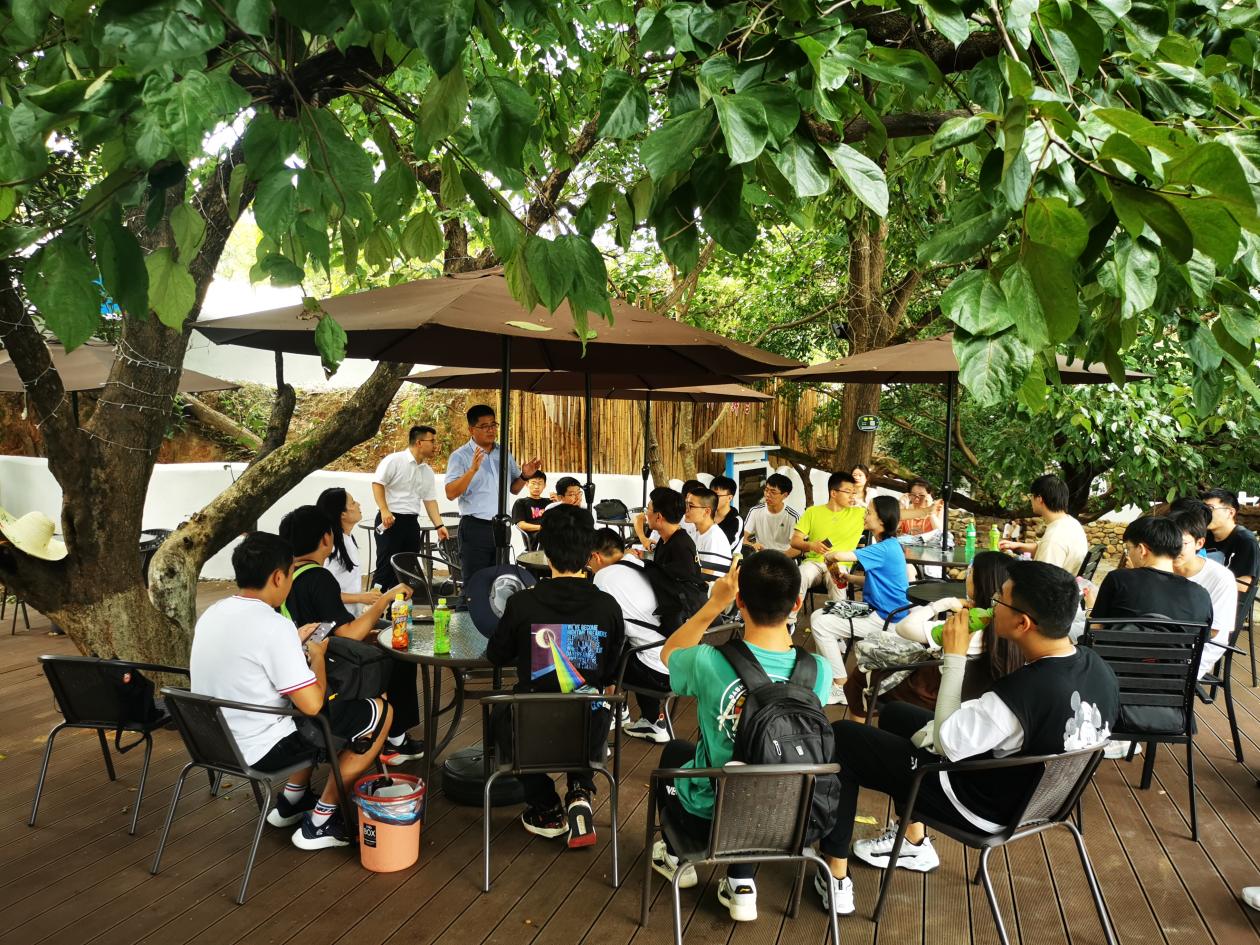 20220808-0814-新葡萄官网AMG“林枫计划”师生赴江西赣县区调研实践-桂雨谦摄-支队师生与湖江镇党委书记蔡联慧座谈.jpg