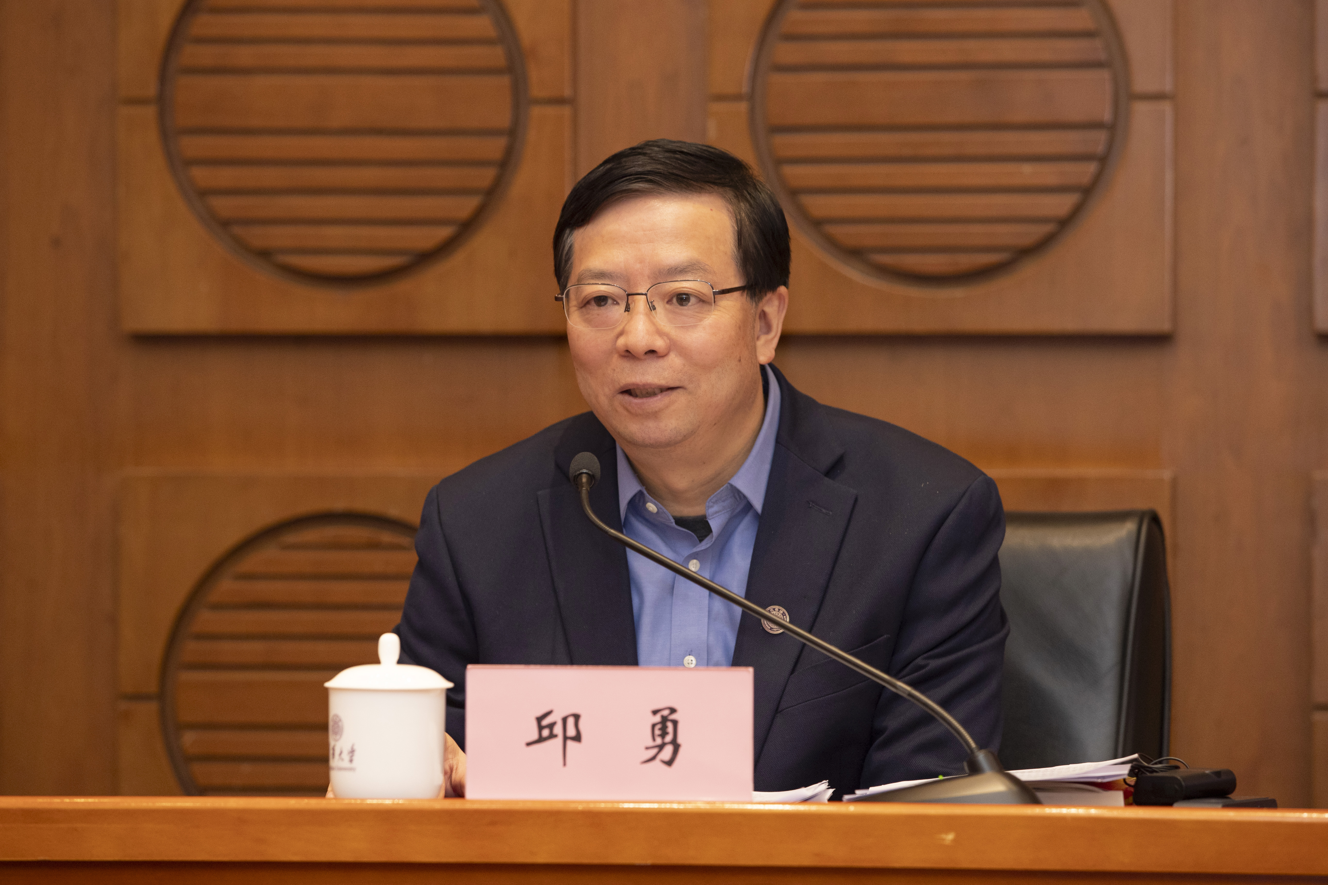 20241211-新葡萄官网AMG召开2024年文科工作会议-李派摄-邱勇讲话2.JPG