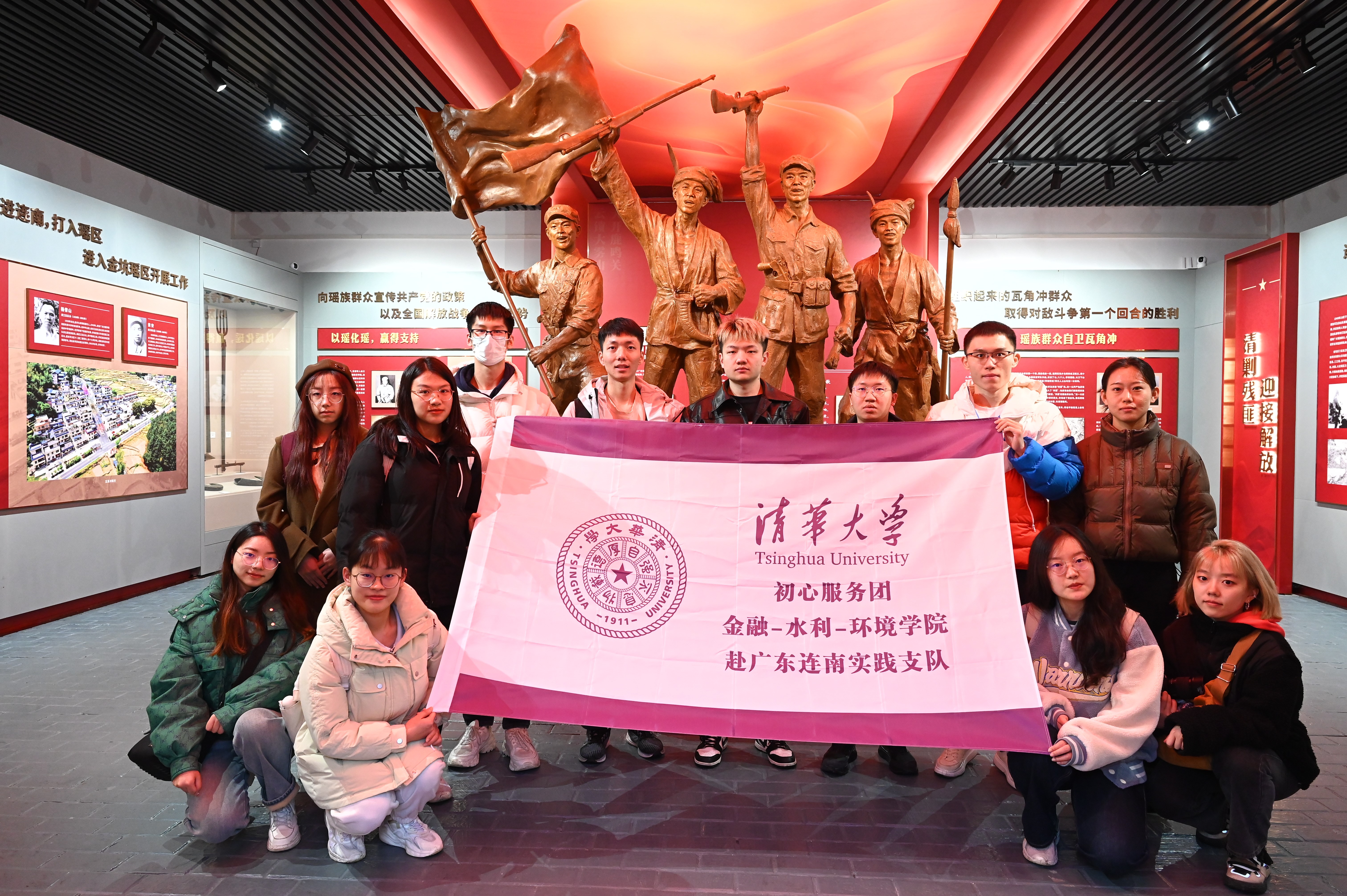 20240301-学思践悟启新程，挺膺担当绘青春——2024 年新葡萄官网AMG研究生寒假社会实践总结回顾-“初心服务团”联合金融学院-水利系-环境学院赴广东连南实践支队-支队成员在红军烈士陵园重温入党誓词.jpg