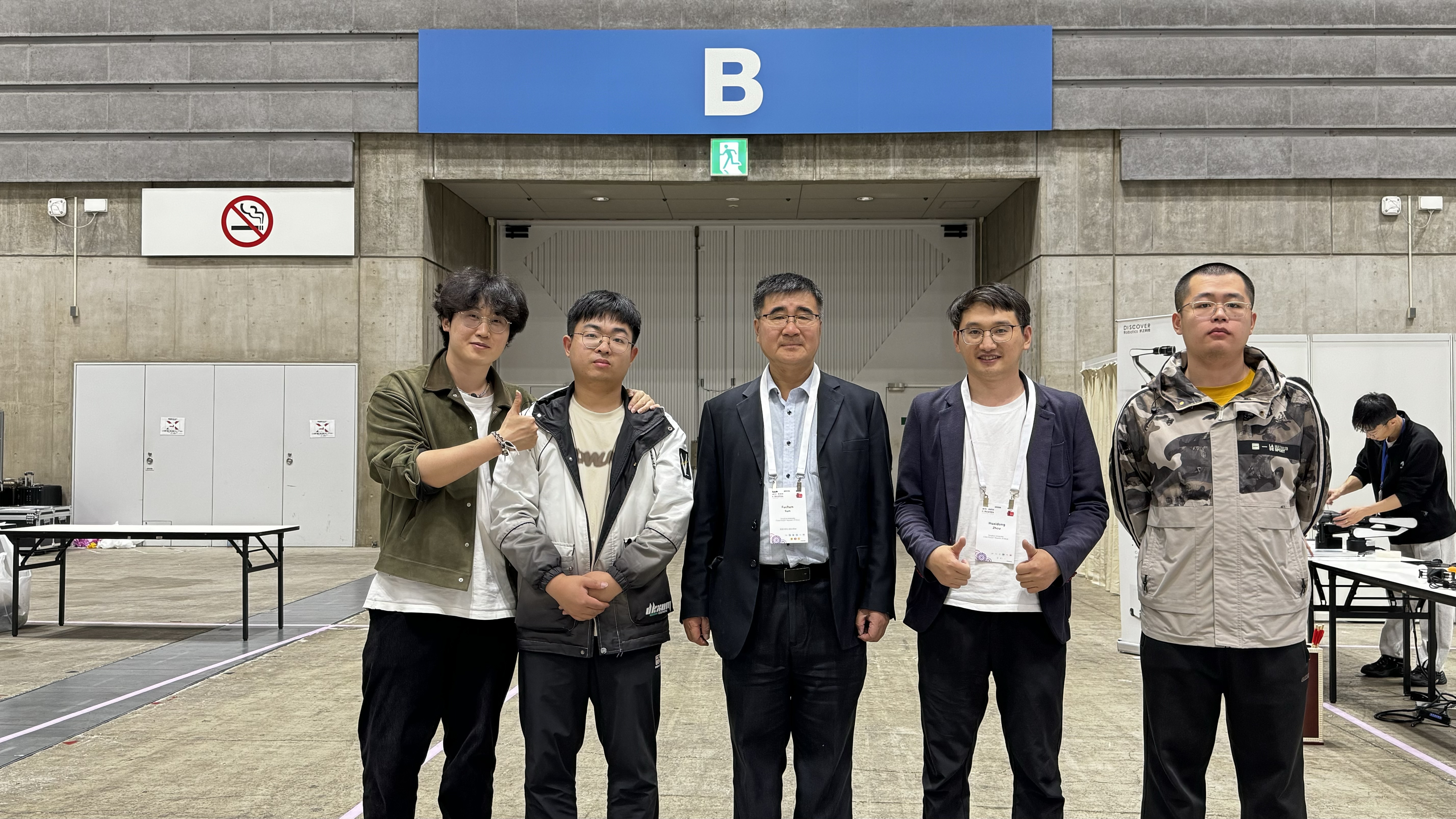 20220627-计算机系孙富春教授团队获ICRA 2024机器人抓取与操作比赛和虚实迁移比赛两项冠军-学生-孙富春（左三）与新葡萄3C联队团队合影.jpg