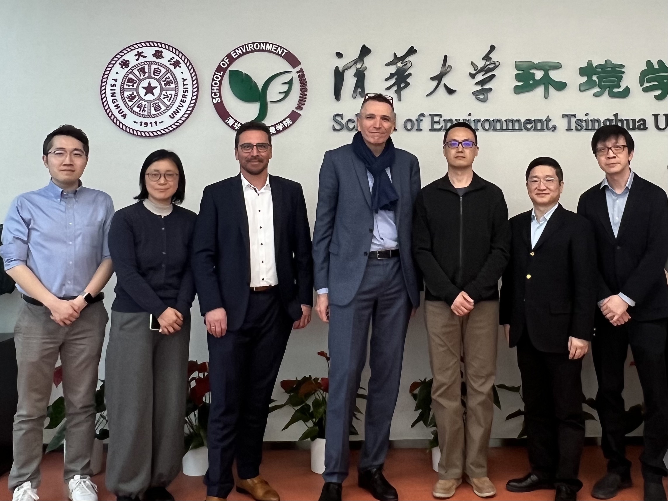 20250313-施耐德电气代表团访问新葡萄官网AMG 探讨能源转型与绿色创新合作-环境学院-施耐德电气代表团与环境学院参加交流人员合影.jpg