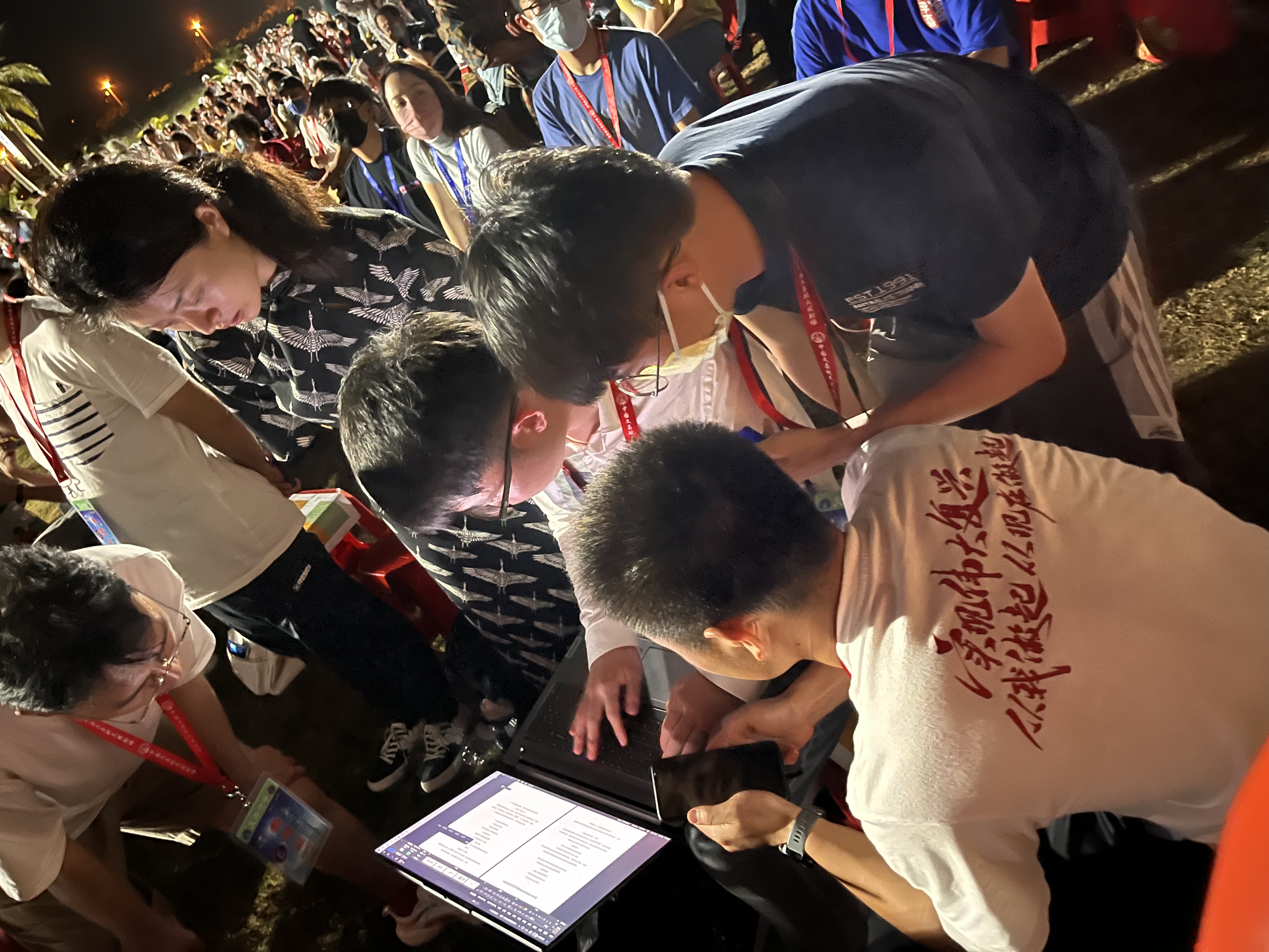 20230512-骄傲见证！新葡萄官网AMG师生现场观礼天舟六号成功发射-航院供图-师生讨论学习“天舟六号”发射观礼感悟.jpeg