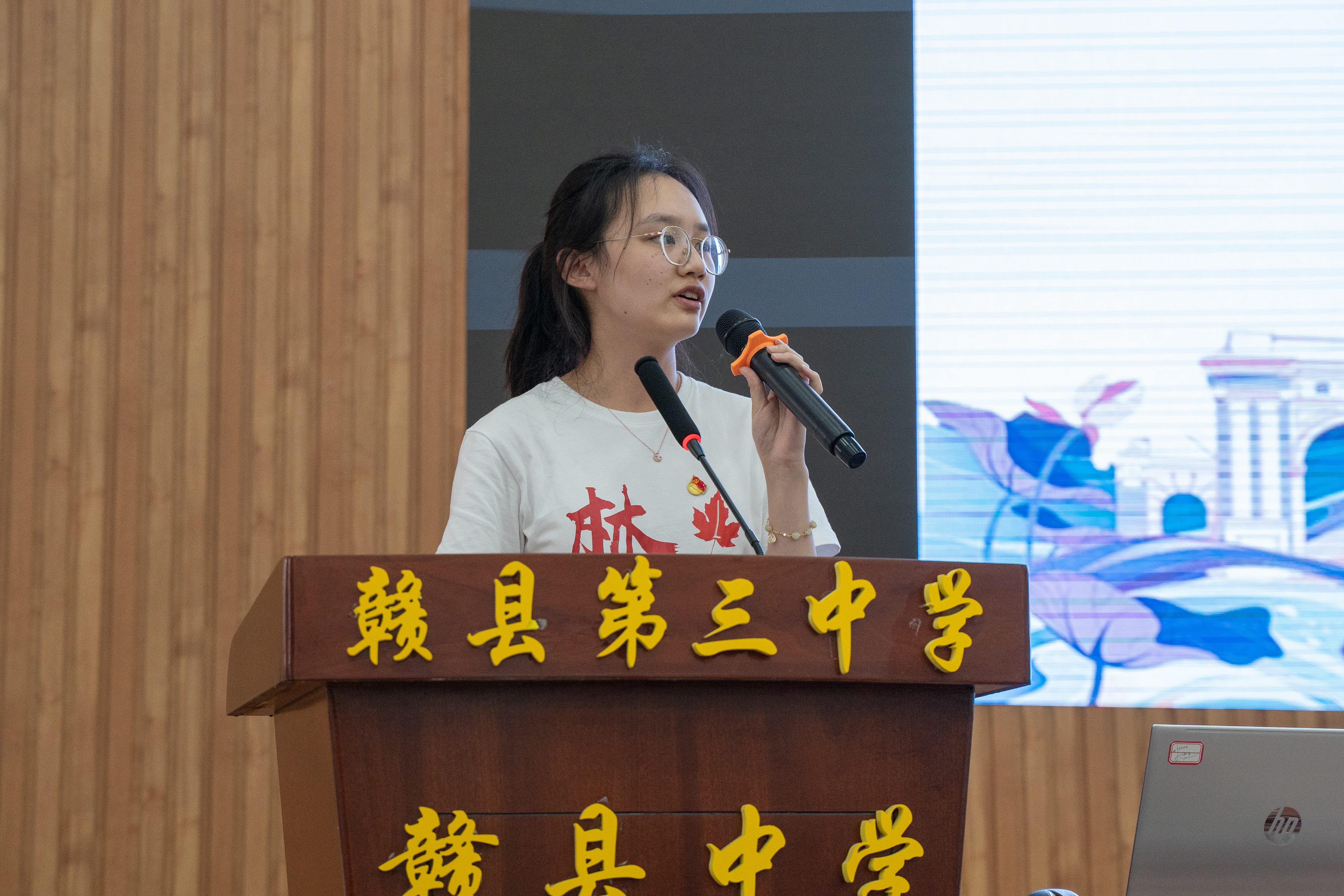 20220808-0814-新葡萄官网AMG“林枫计划”师生赴江西赣县区调研实践-桂雨谦摄-杨婷婷同学做主题宣讲.jpg
