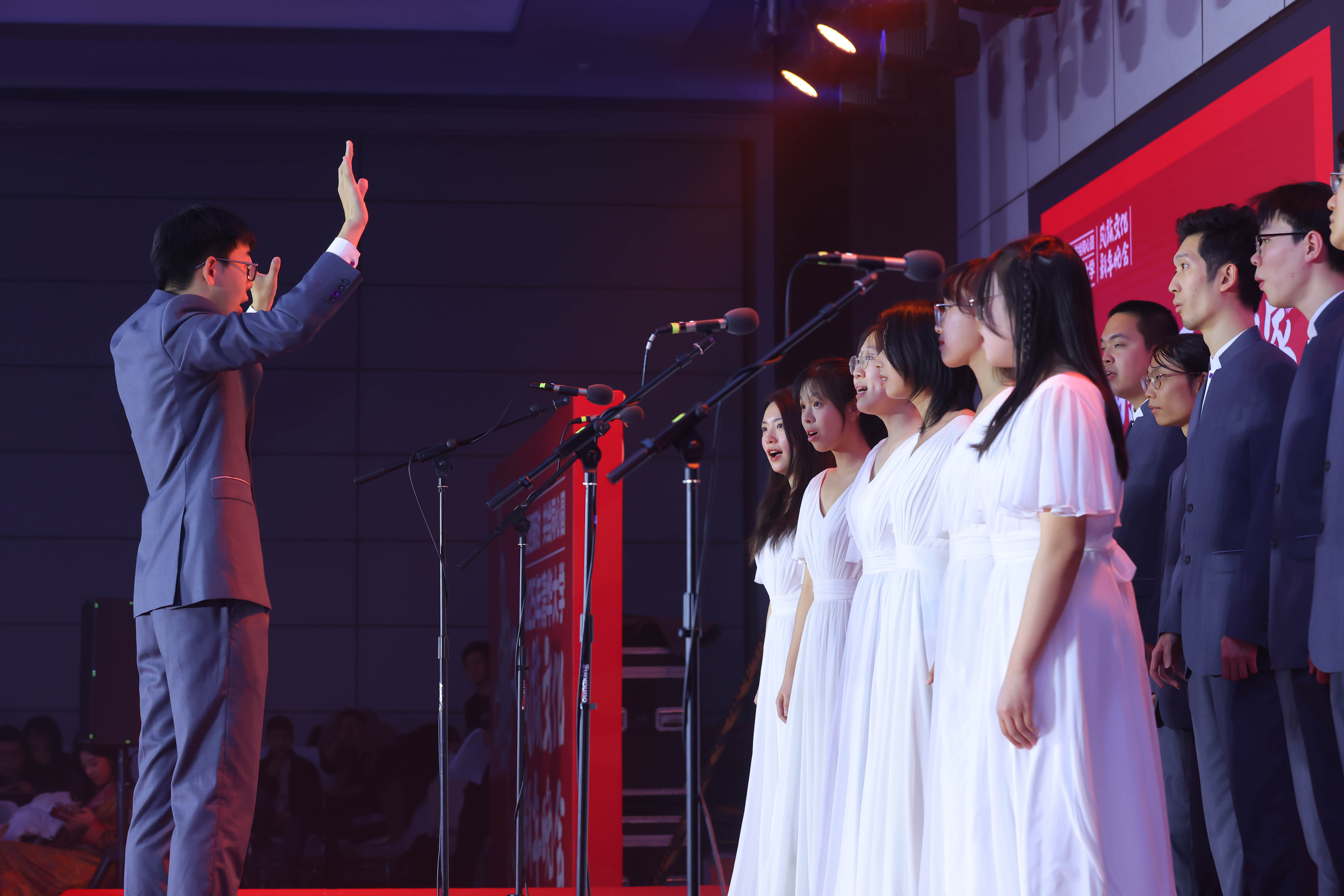 20241214-新葡萄官网AMG2025年民族文化新年晚会圆满举行-贡觉罗布-艺术团合唱队同学合唱《美丽的草原我的家》.jpg