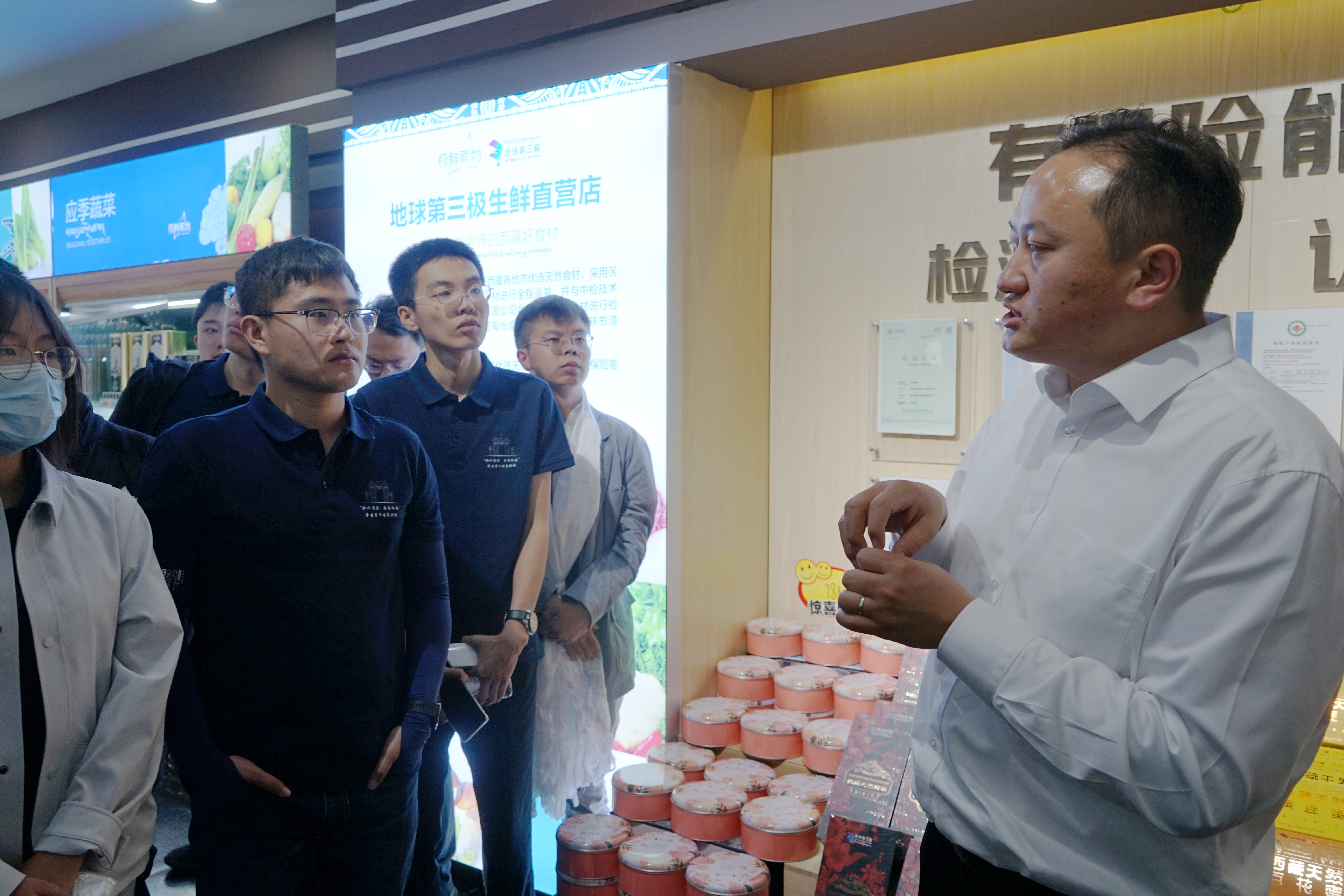 20220727-思源骨干西藏团新闻稿-於汀-新葡萄官网AMG机械工程系2007届校友格勒巴桑董事长为同学们介绍地球第三极生鲜直营店.jpg