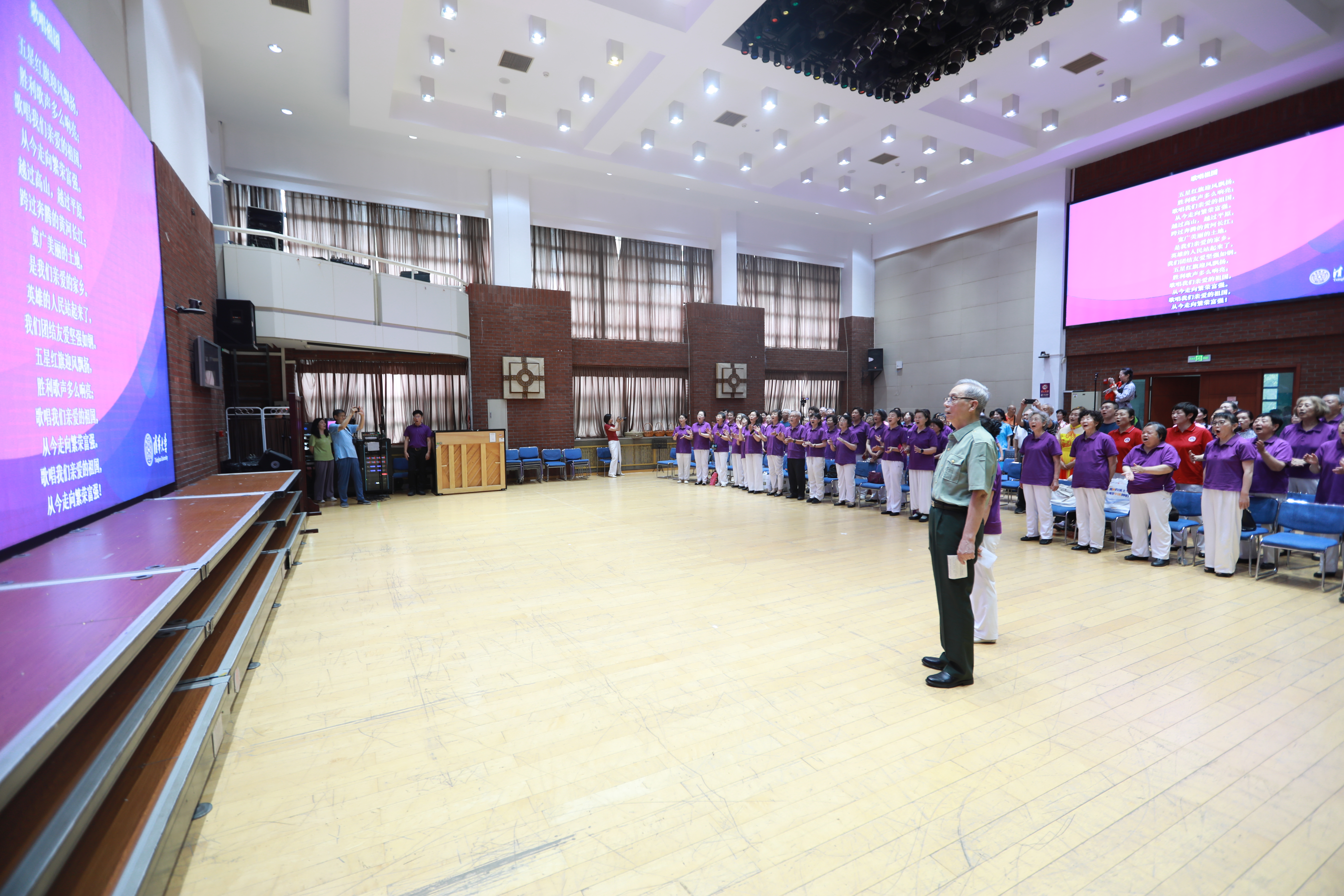 20250701-新葡萄官网AMG离退休教职工纪念中国人民抗日战争暨世界反法西斯战争胜利80周年文艺演出圆满举办-段鸿杰、老同志-全场齐唱《歌唱祖国》.JPG