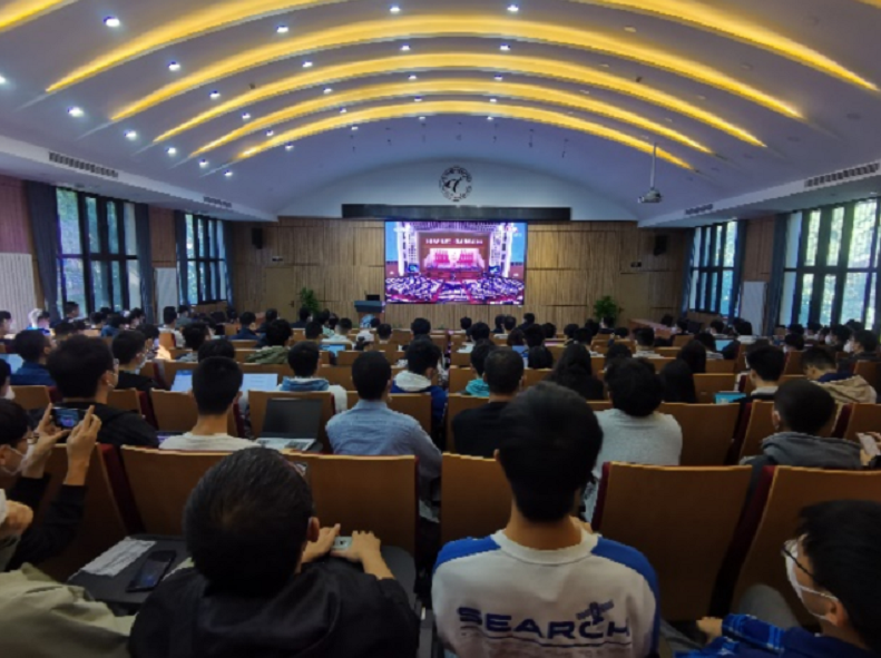 20221018-喜庆二十大，奋进新征程——新葡萄官网AMG本科生党支部热切关注党的二十大开幕会-刘雪天-电机系集体观看党的二十大开幕会.png