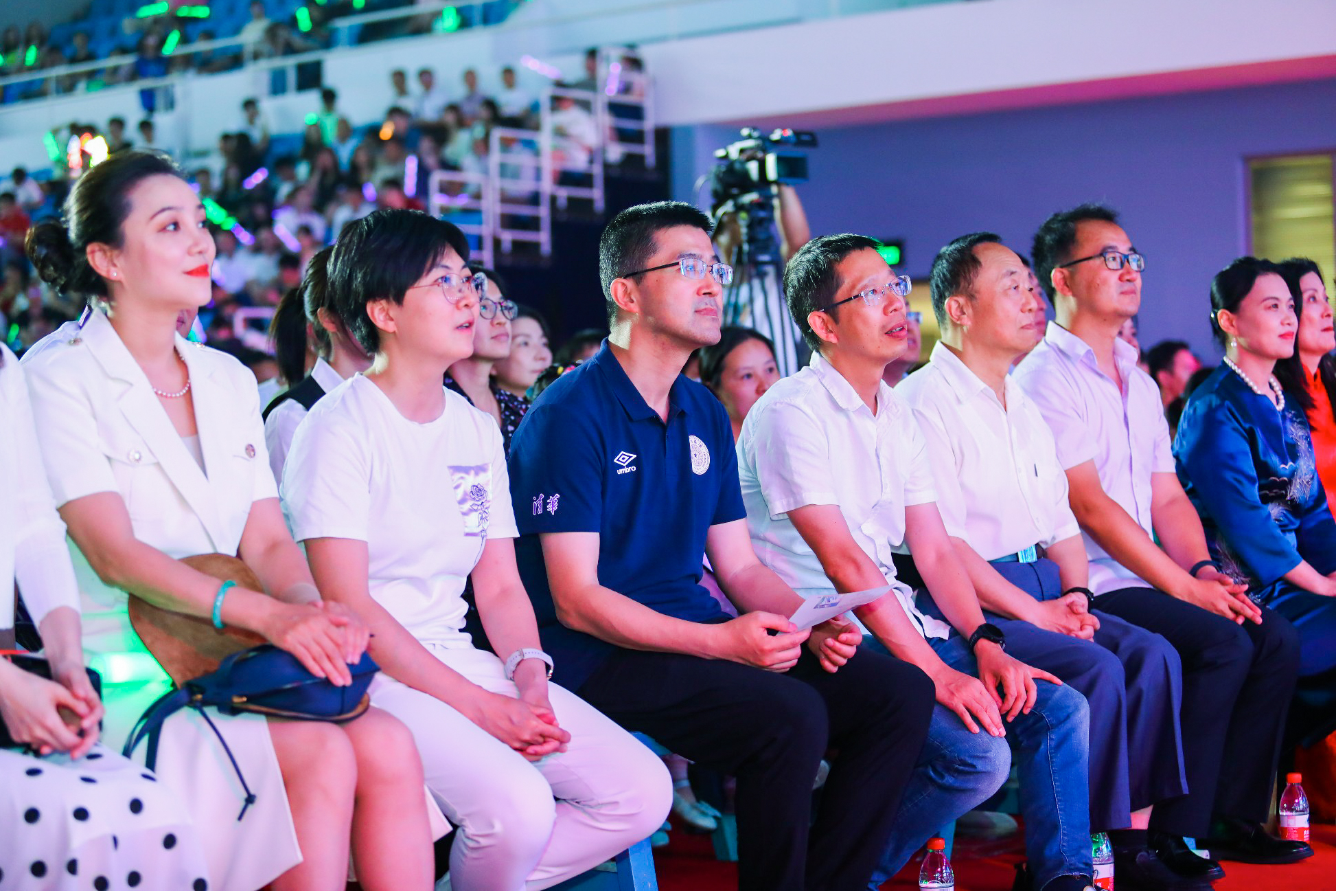 20230622-新葡萄官网AMG2023年毕业晚会-清大嘉艺-学校领导老师与毕业生共同观看晚会.jpg