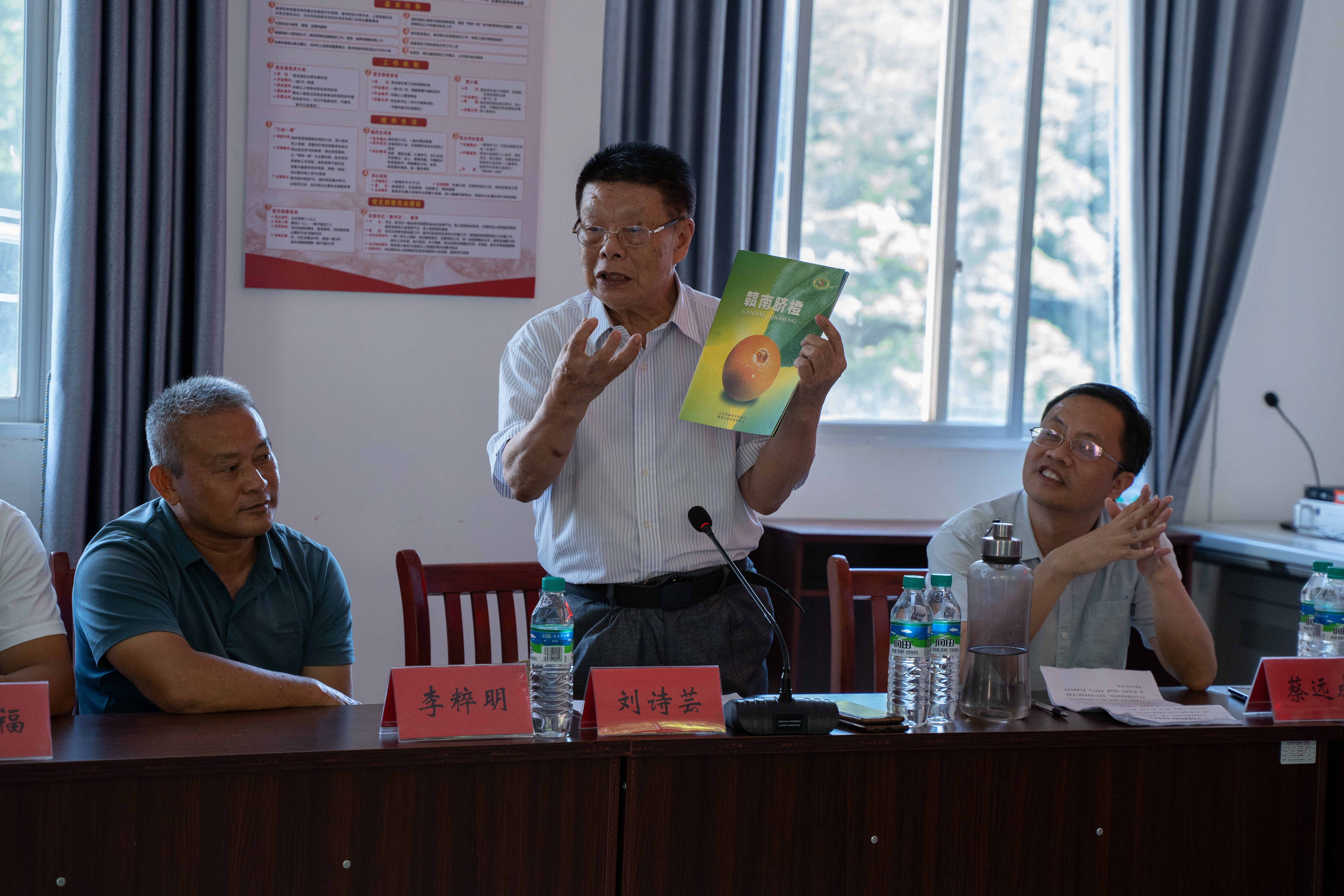 20220808-0814-新葡萄官网AMG“林枫计划”师生赴江西赣县区调研实践-桂雨谦摄-支队师生与王母渡镇离休干部与基层一线干部座谈.jpg