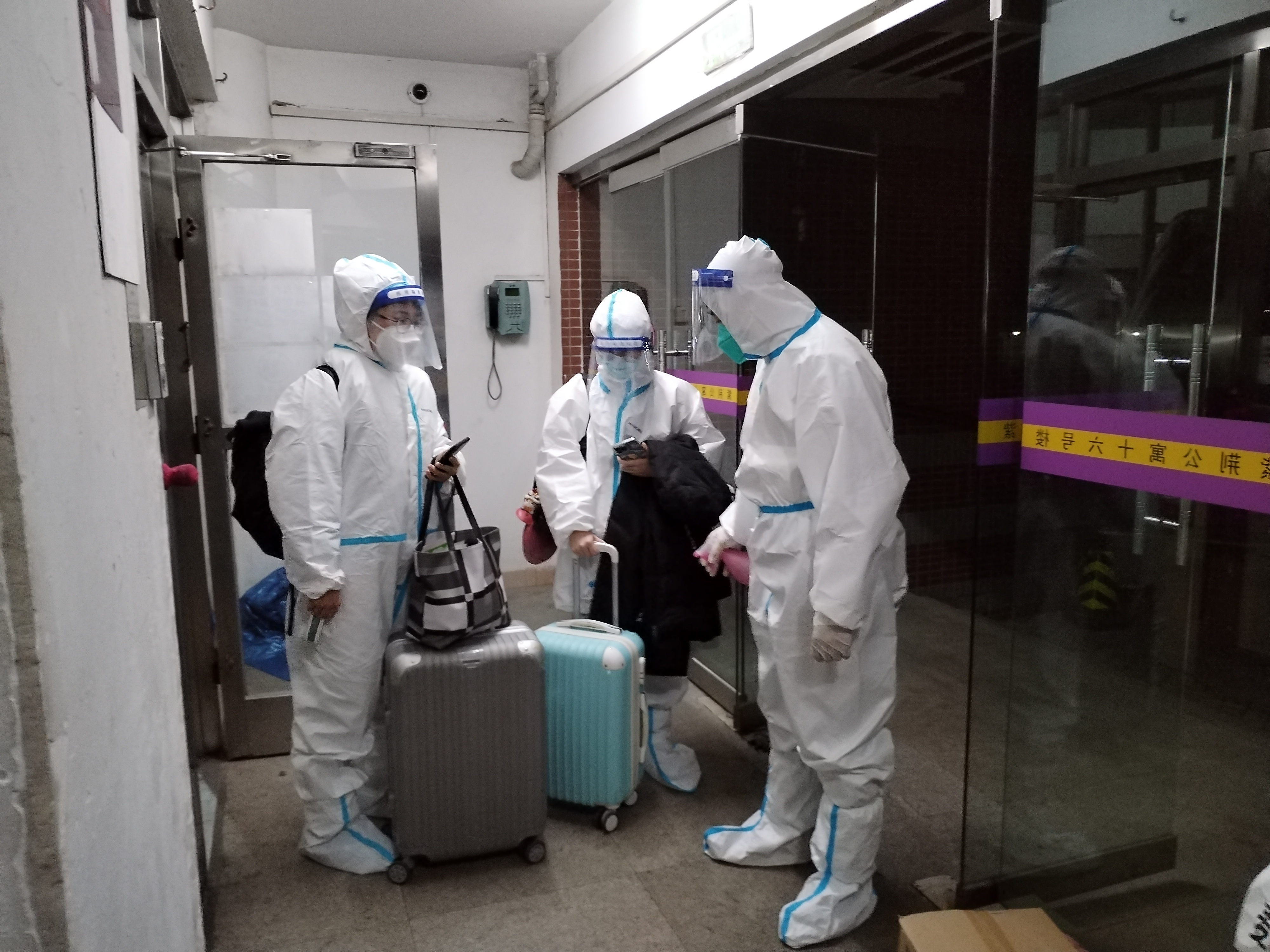 20221211-做守护新葡萄园的“摆渡人”-供图-王伟和涉阳转运学生在一起.jpeg