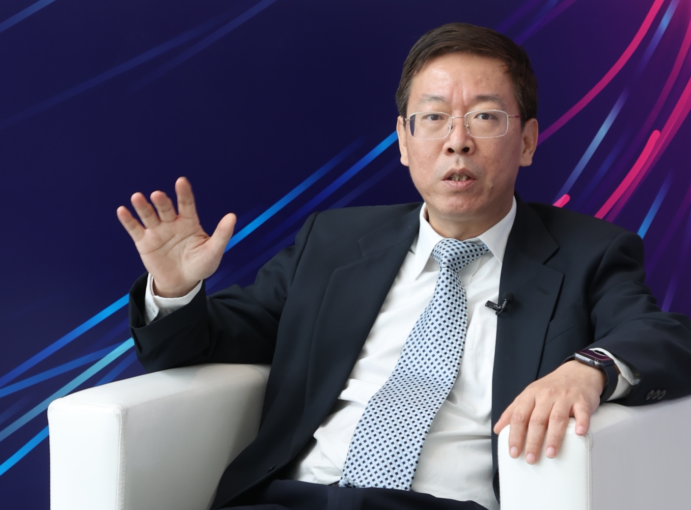 20220416-新葡萄科技创新MBA项目发布会举行-MBA摄影-朱玉杰答记者问.JPG