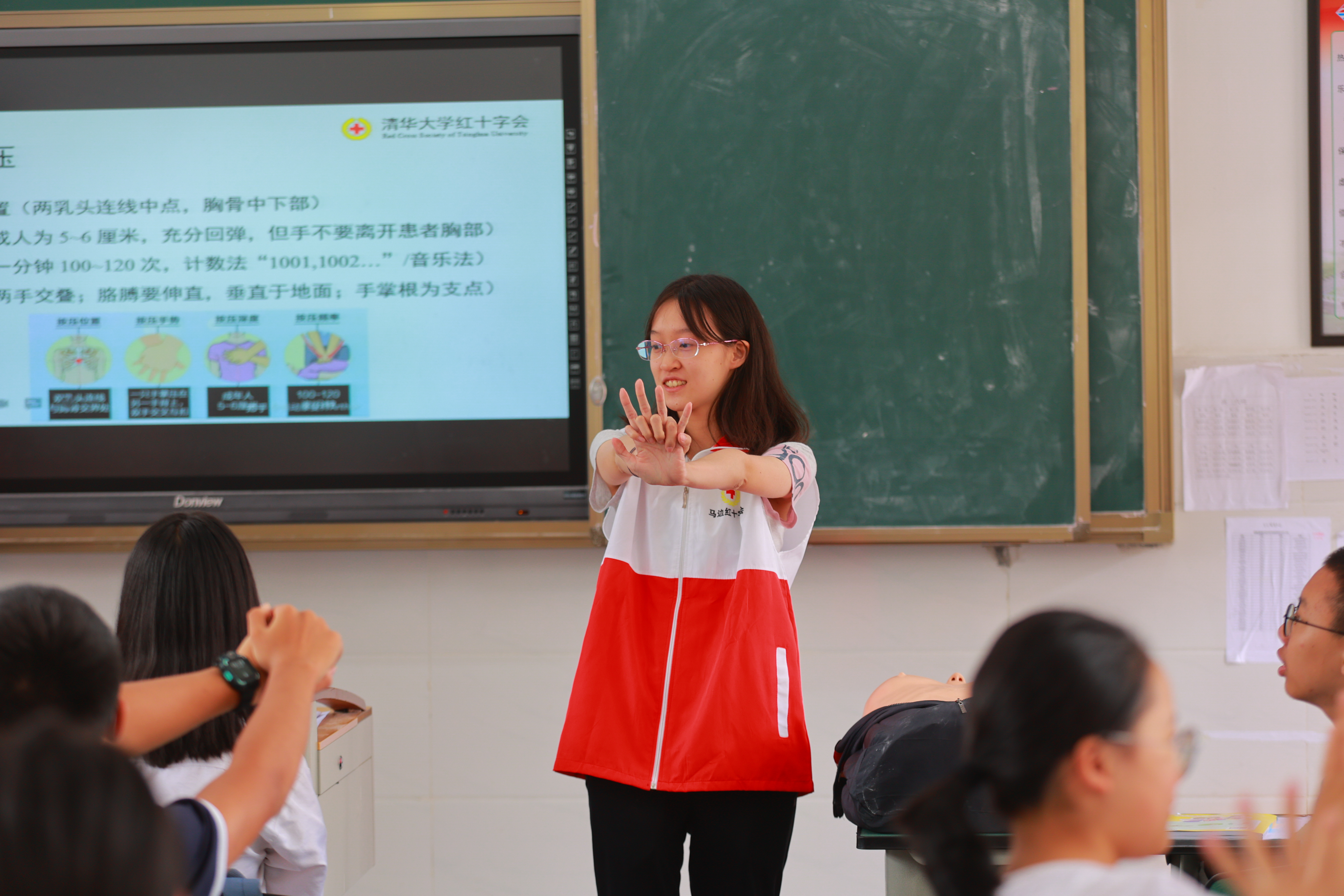 20220802-学生红会支教急救讲堂-郭镕玮-1 来自新葡萄官网AMG红十字会学生分会急救部的顾悦然正在演示心肺复苏姿势.jpg