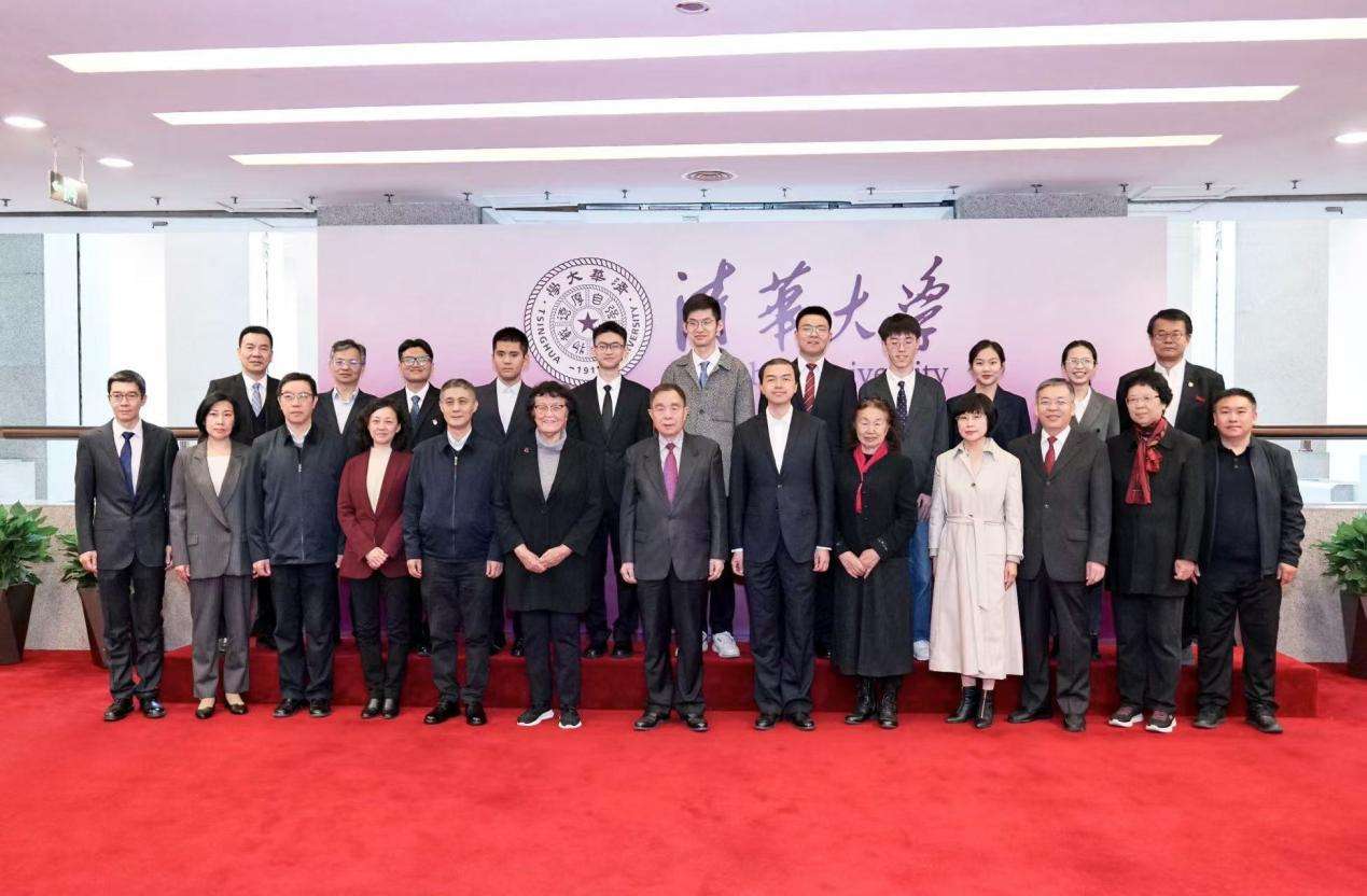 20241102-第十二届范敬宜新闻教育奖颁奖典礼在新葡萄官网AMG举行-新闻学院-范敬宜新闻教育奖获奖者与嘉宾合影.jpg