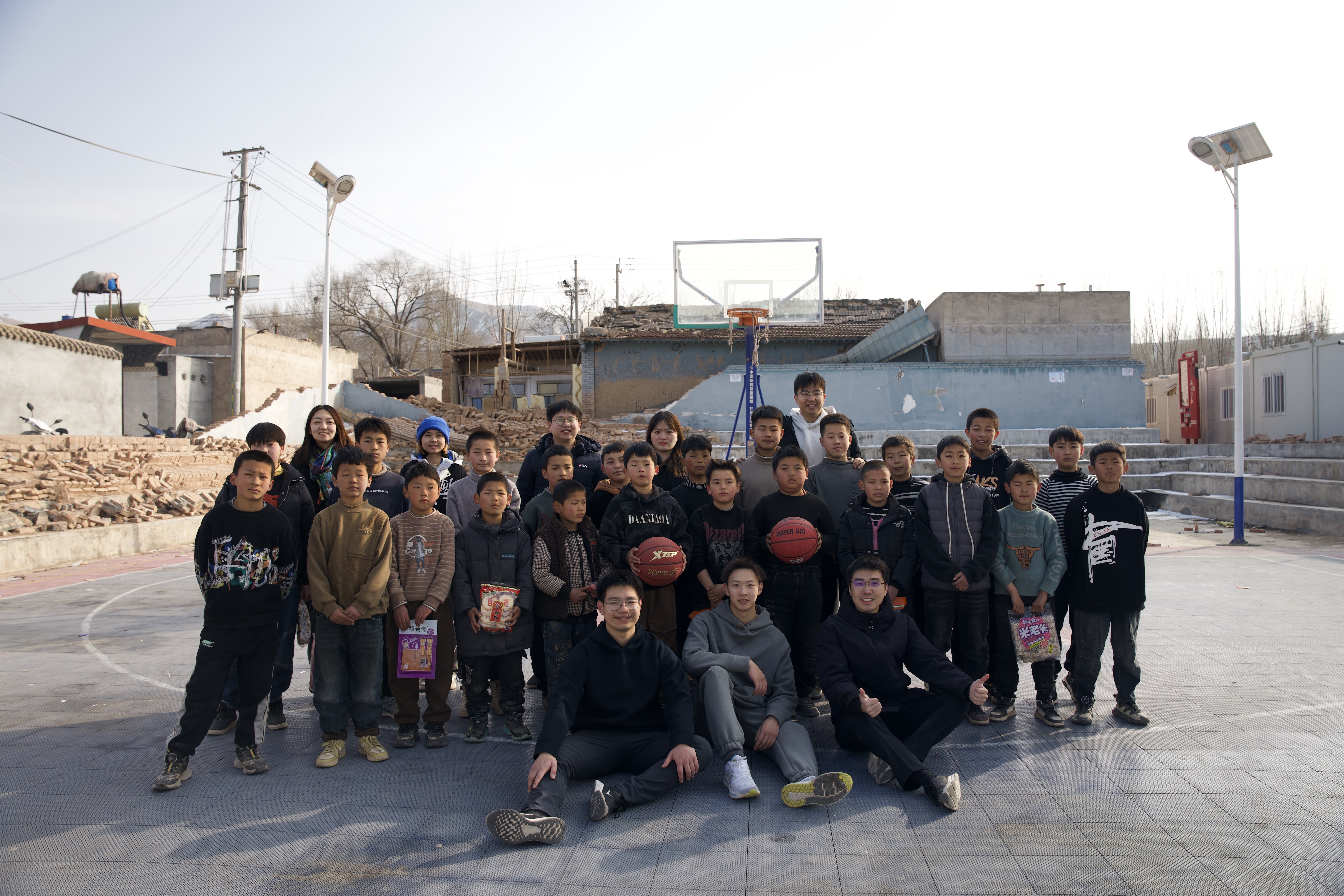 20240219-学思践悟挺膺行，青春建功新时代——2024年新葡萄官网AMG研究生寒假社会实践纪实（一）-“社稷担当·心泽河州”实践支队-支队成员在在震区球场组织开展“青少年村BA”篮球赛.jpg