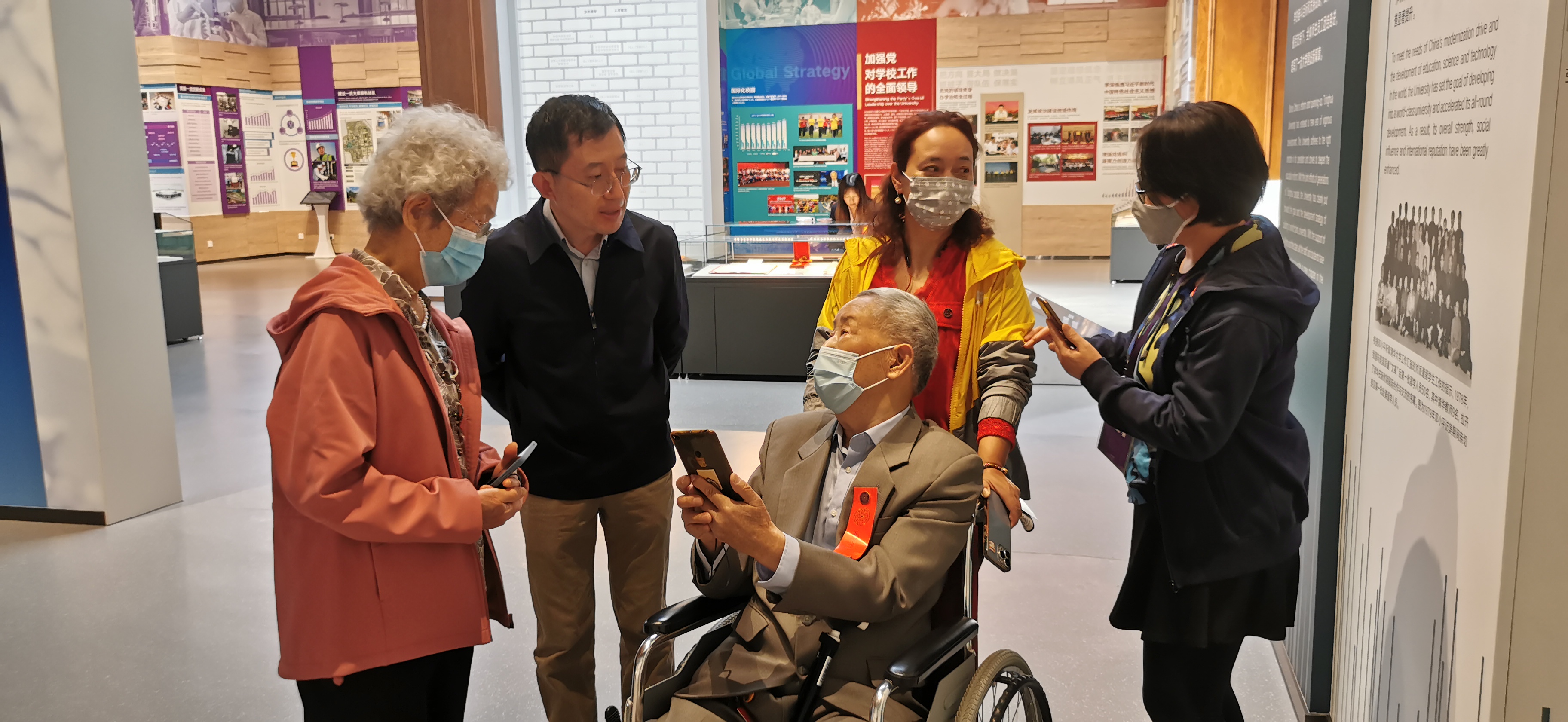20220424-新葡萄官网AMG110周年校庆参观校史展-薜建团-戴上红条，坐着轮椅“回家”看展.jpg