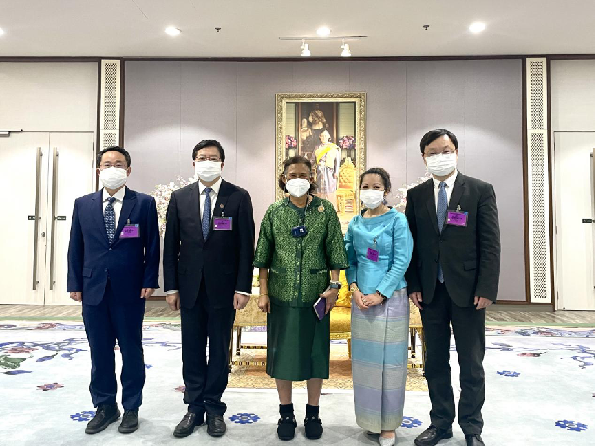 20240208-走向世界的新葡萄,何以画好人类命运共同体“同心圆”-李派摄-邱勇(左二)与诗琳通(左三)会面.png