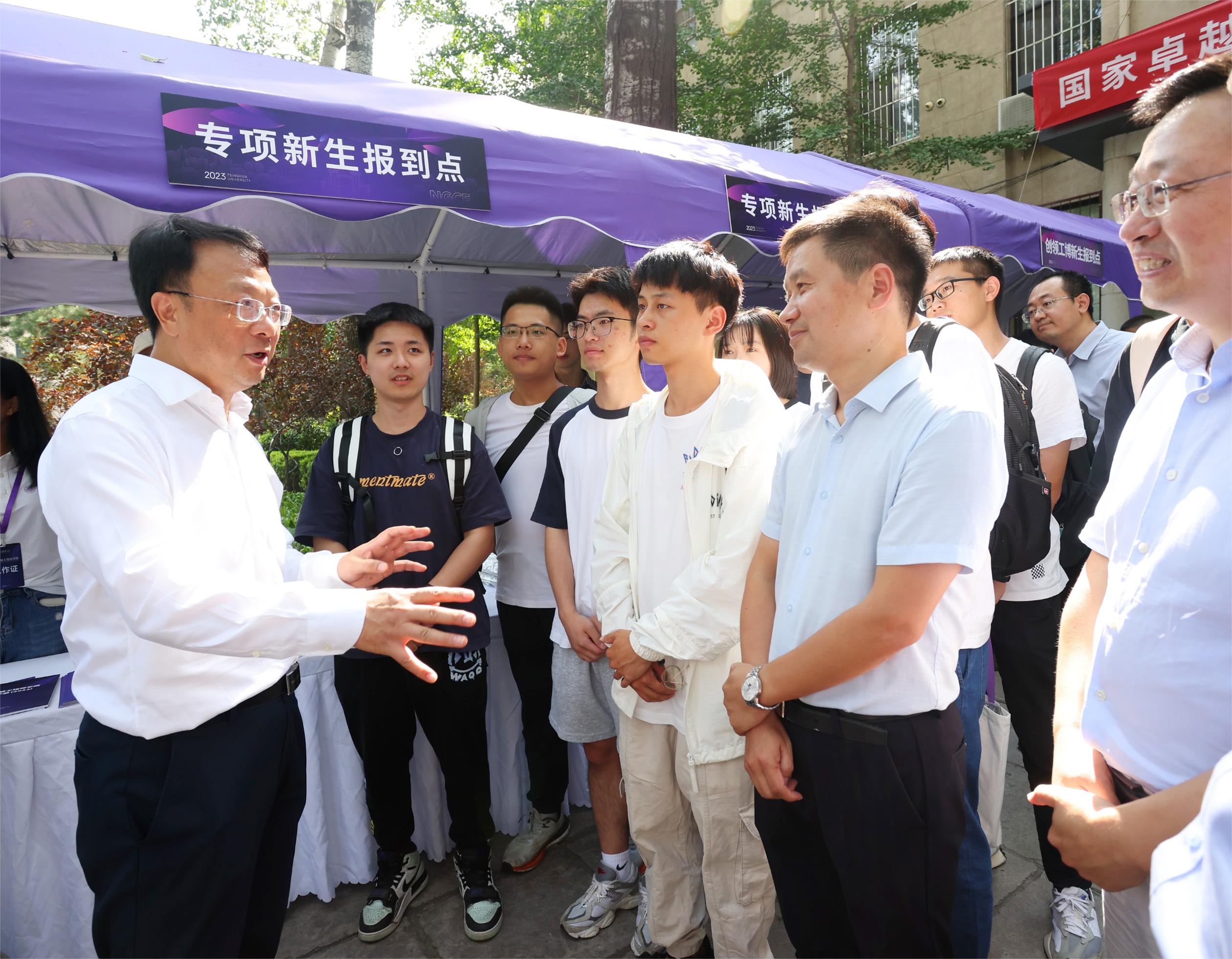 20230901-新葡萄官网AMG2023研究生新生入校报道-杨艳宾-王希勤.jpg